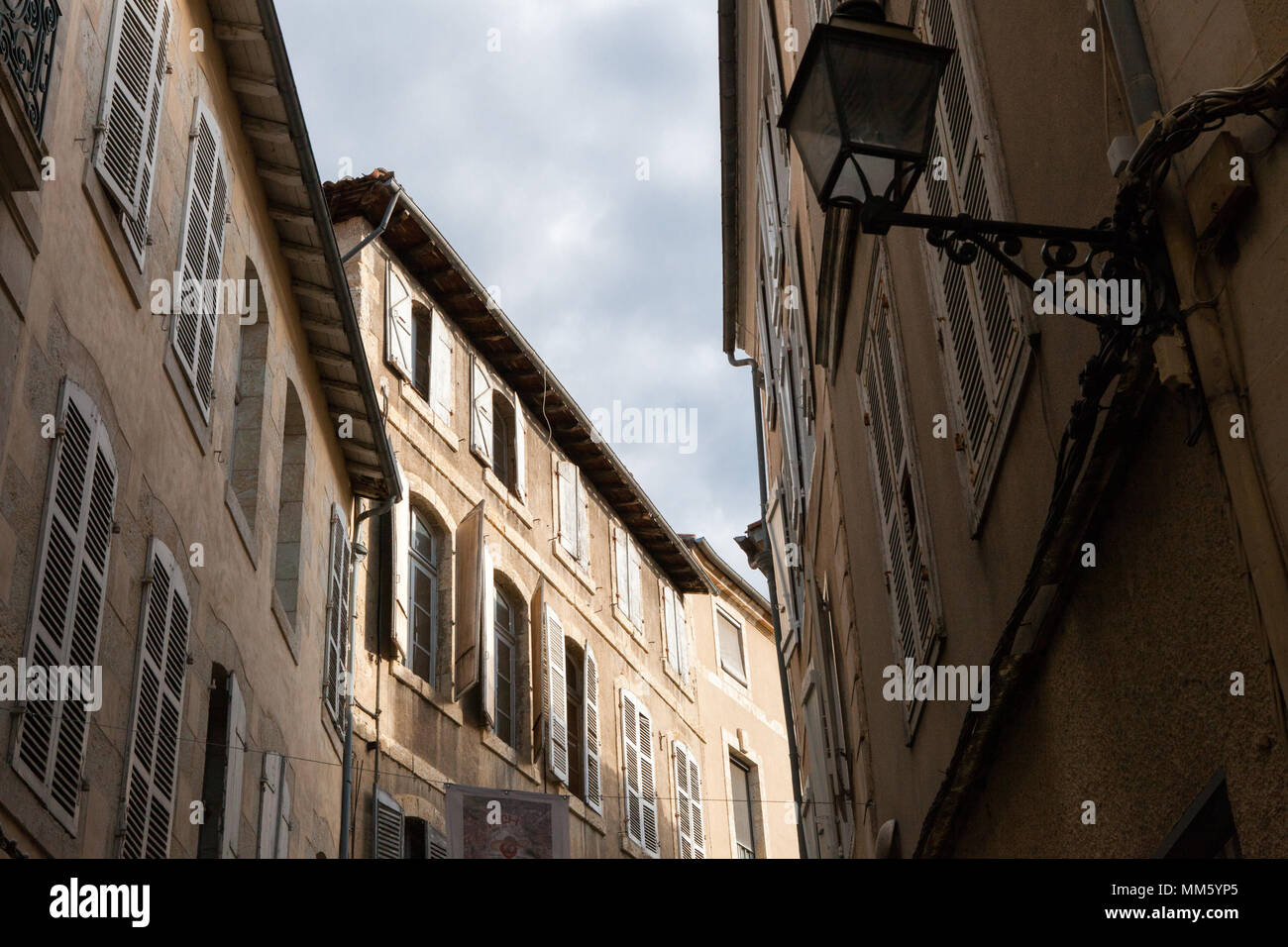 Low Angle Blick auf eine Straße, in Gers, Gers, Südwesten von Frankreich Stockfoto