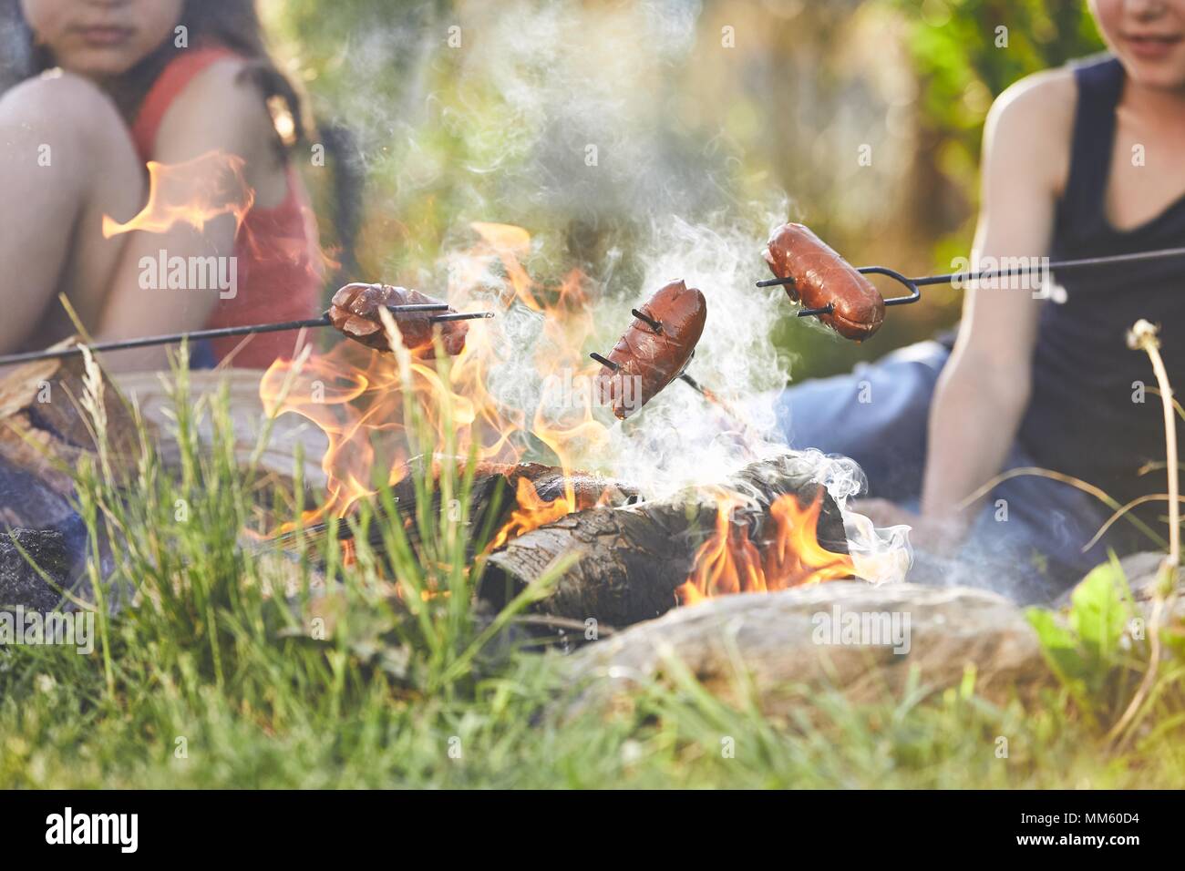 Kinder Geniessen Lagerfeuer Madchen Familie Toasten Wurstchen