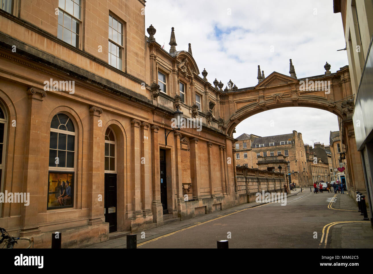 Blick entlang York Street vorbei an den römischen Bädern inklusive der dekorativen Brücke, die Wasser in die Stadt Wäsche Badewanne England UK durchführen Stockfoto