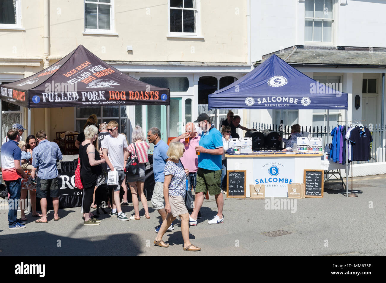 Besucher in Salcombe Crabfest essen und trinken Festival im Segeln Stadt Salcombe, South Hams, Devon, Großbritannien Stockfoto