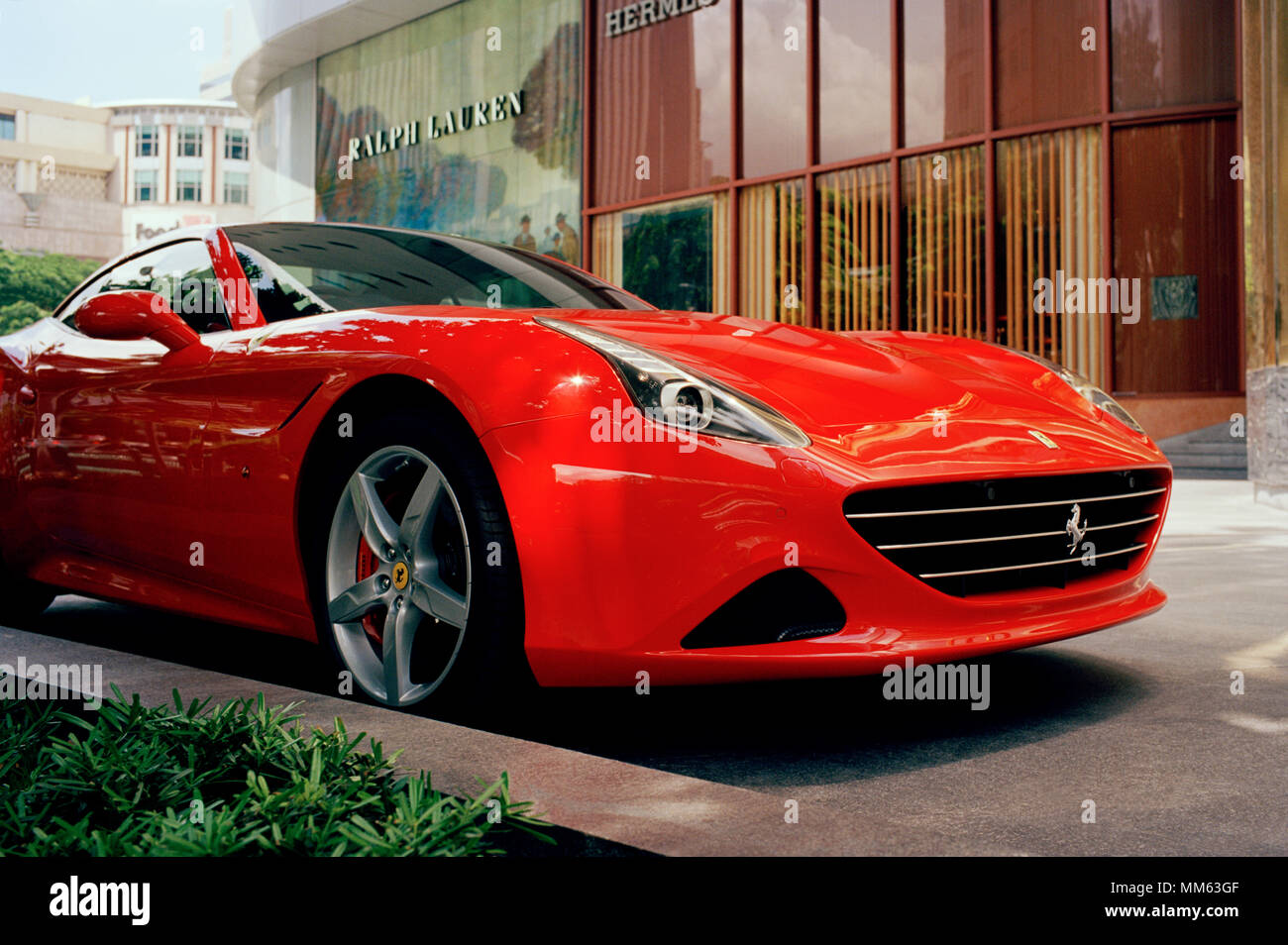 Verkehr - Klassische Super Auto - Ferrari in Sukhumvit in Bangkok, Thailand in Südostasien im Fernen Osten. Autos Reichtum Reichen Geld reichen Lebensstil Stockfoto