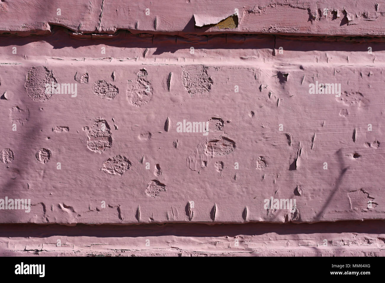 Eine Nahaufnahme eines von außen eine Holzwand mit einige horizontale Linien und rissige alte Farbe. Stockfoto