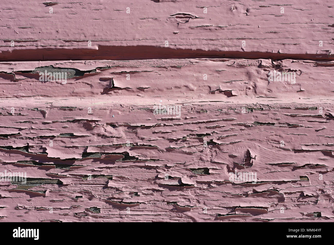 Eine Nahaufnahme eines von außen eine Holzwand mit einige horizontale Linien und rissige alte Farbe. Stockfoto