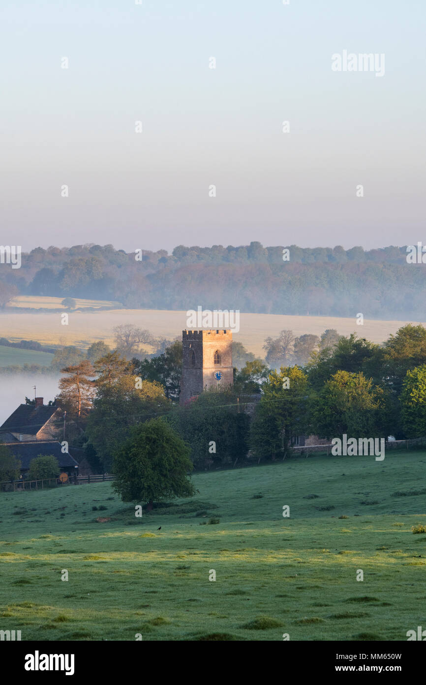 St Marys Kirche Upper Heyford im Frühjahr bei Sonnenaufgang. Upper Heyford, Oxfordshire, England Stockfoto