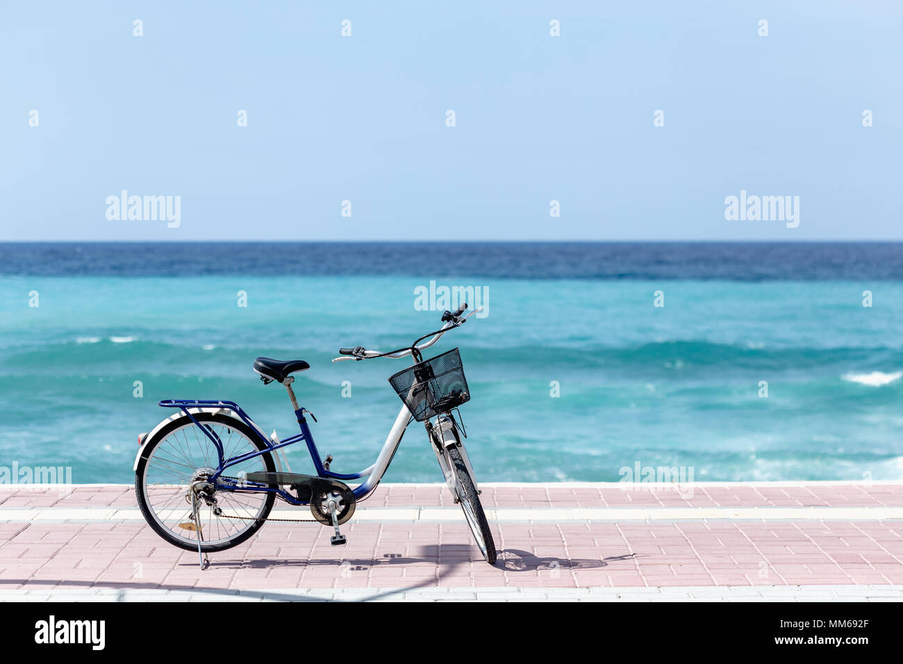 Sommer Aktivitäten im Freien. Horizontale schoß ein Fahrrad stehen am Meer. Kopieren Sie Platz. Stockfoto