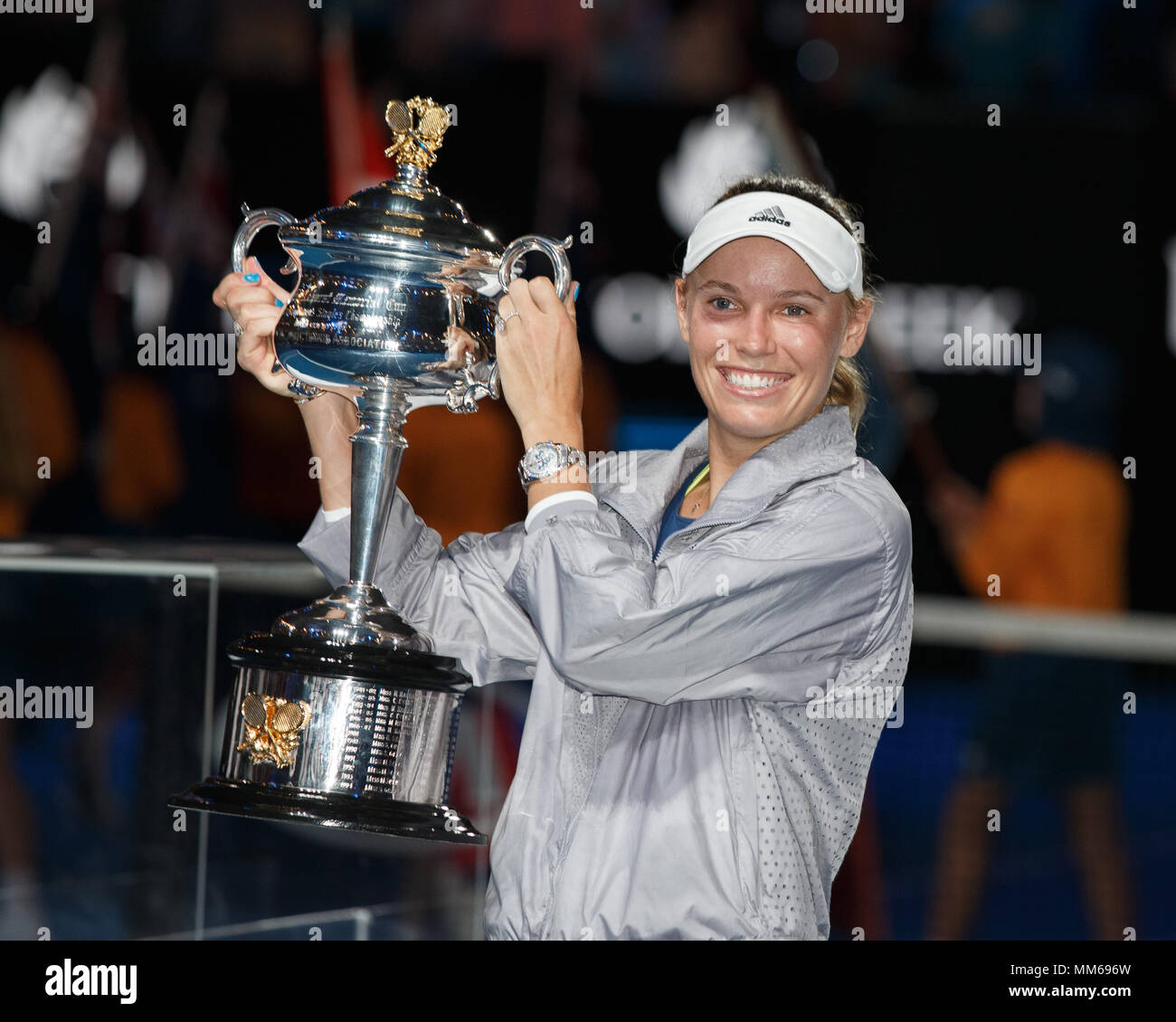 Die dänische Tennisspielerin Caroline Wozniacki wirft mit der WM-Trophäe, nachdem er singles Frauen Finale der Australian Open 2018 Tennis Stockfoto