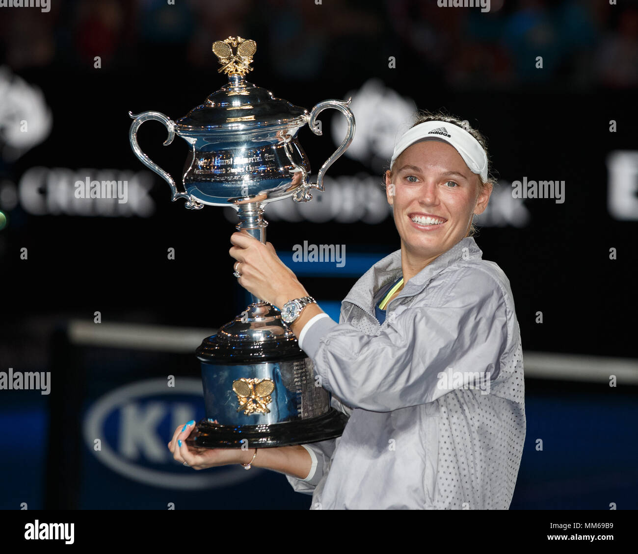 Die dänische Tennisspielerin Caroline Wozniacki wirft mit der WM-Trophäe, nachdem er singles Frauen Finale der Australian Open 2018 Tennis Stockfoto