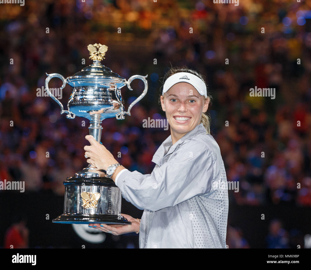 Die dänische Tennisspielerin Caroline Wozniacki wirft mit der WM-Trophäe, nachdem er singles Frauen Finale der Australian Open 2018 Tennis Stockfoto