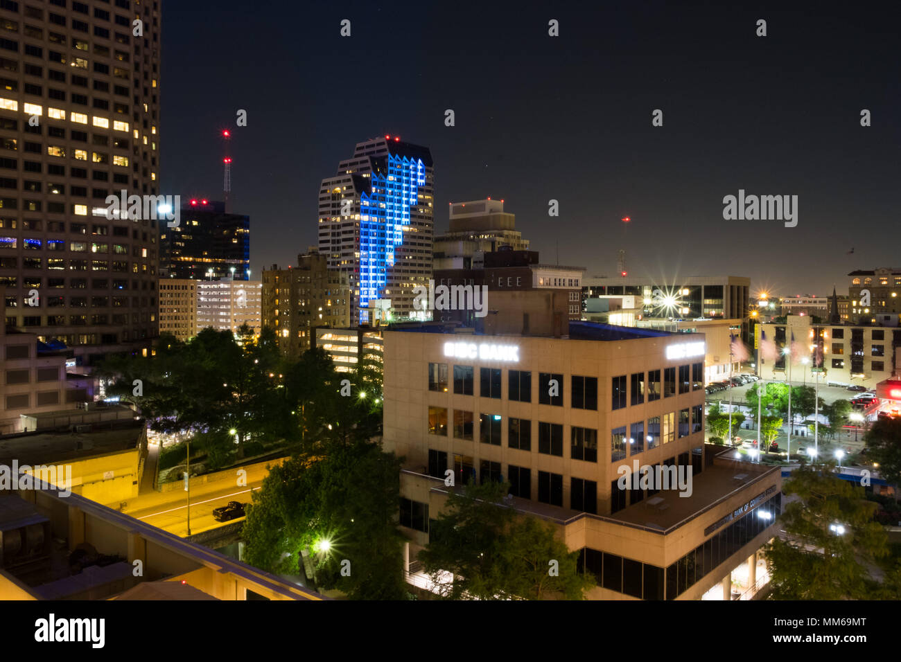 San Antonio, Texas - 17. April 2018: San Antonio Stadt Skyline bei Nacht geschossen vom Balkon des Embassy Suites Downtown. Stockfoto