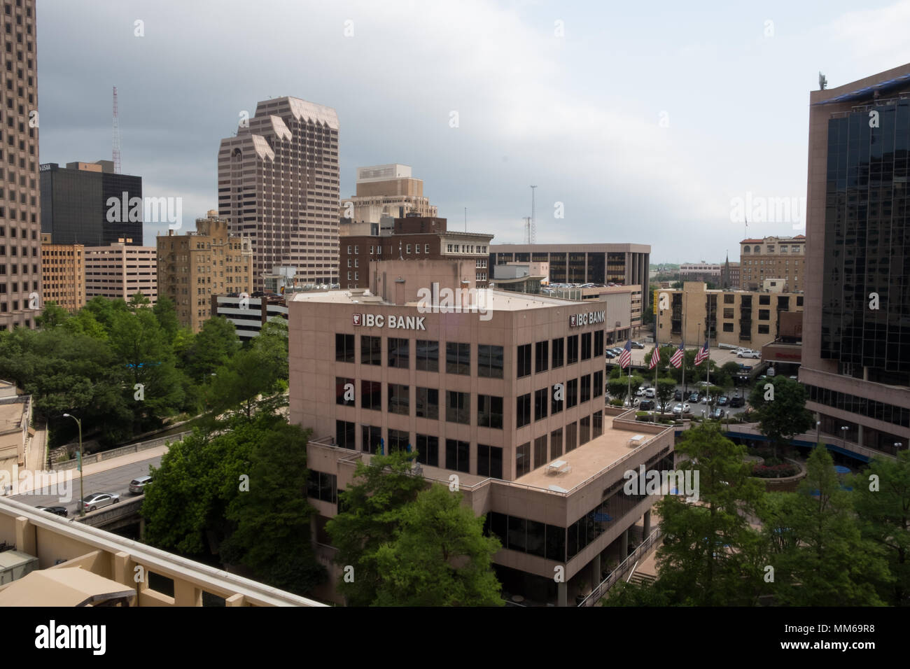San Antonio, Texas - 18. April 2018: Skyline der Stadt Tagsüber geschossen von einer erhöhten Position. Stockfoto