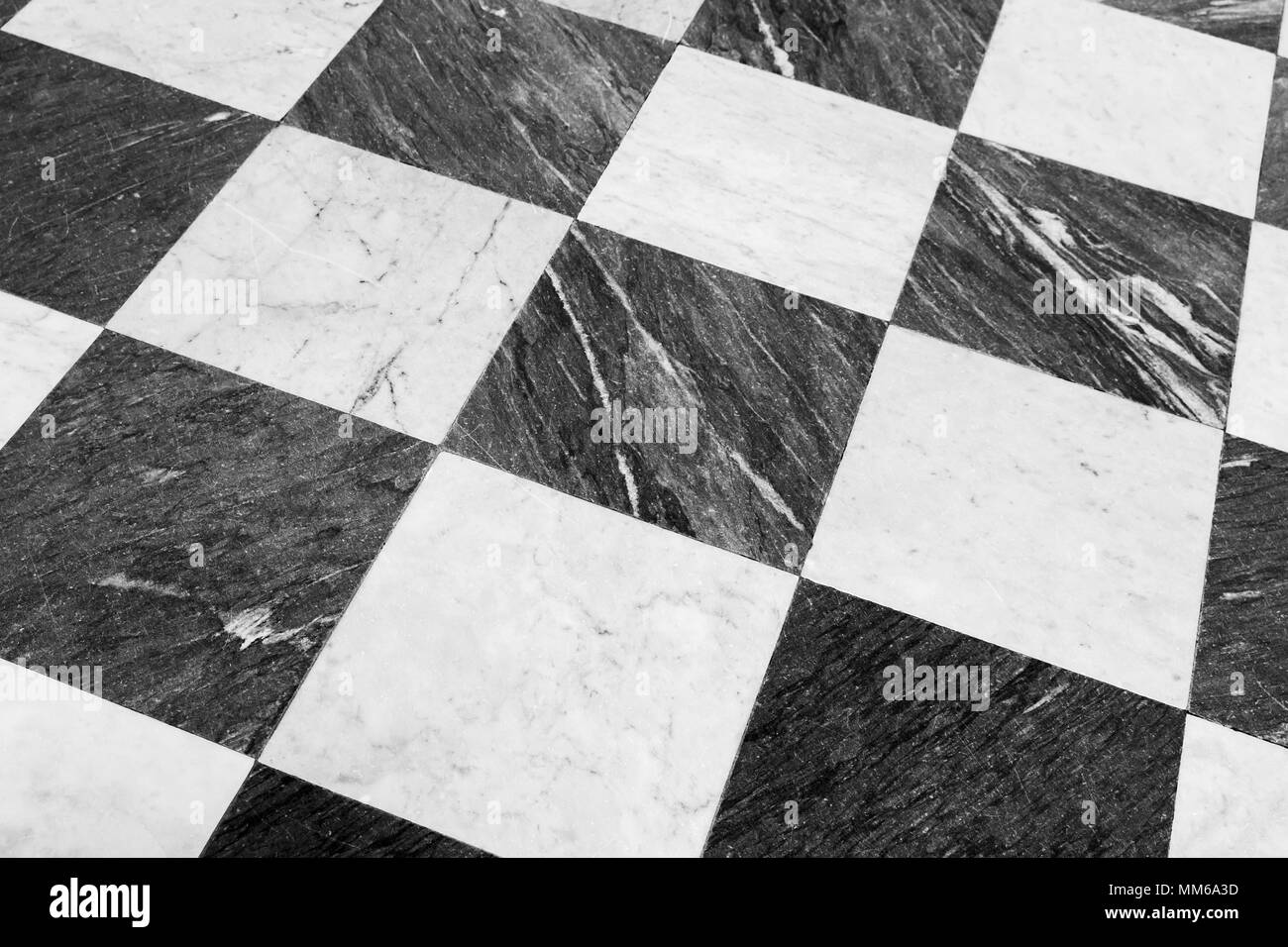 Marmorboden Tiling mit klassischen schwarz-weiß karierte Muster Stockfoto