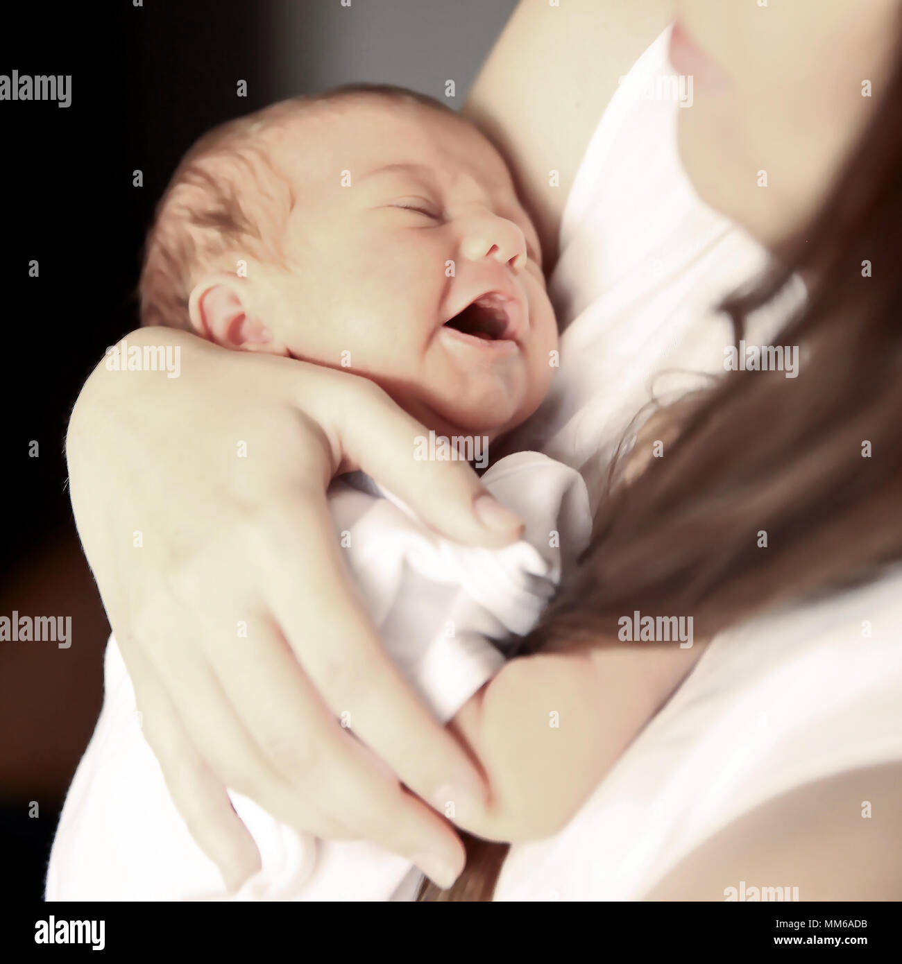 Konzept der Mutter und Neugeborenes Baby auf Händen an Mom Stockfoto