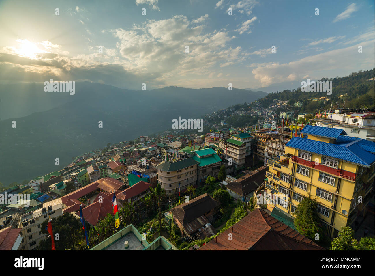 Schöne Luftaufnahme der Stadt in Gangtok, der Hauptstadt von Sikkim, Indien. Stockfoto