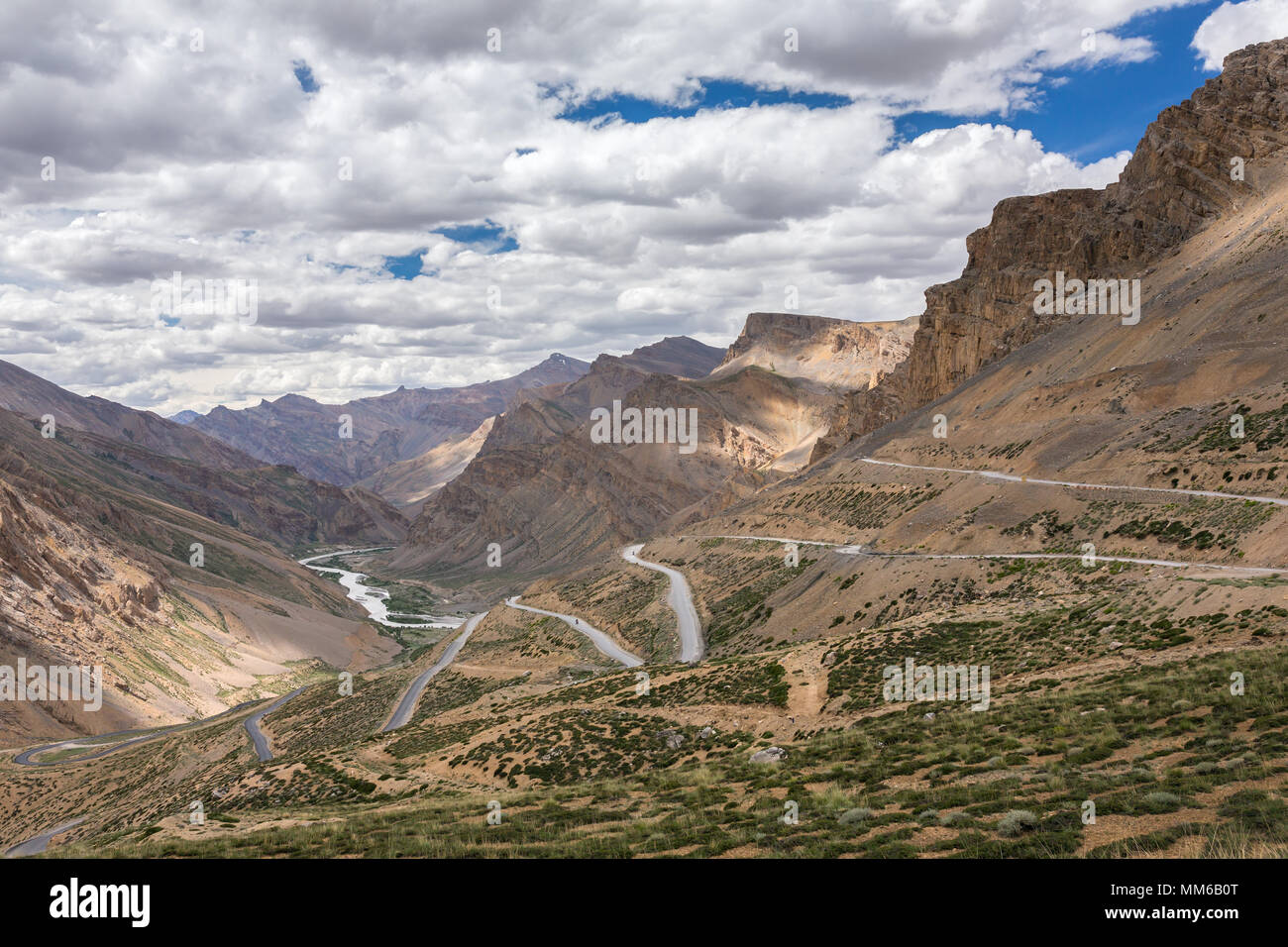 Lkw Klettern bis in Gata Loops auf Manali - Leh in Ladakh, Indien Stockfoto