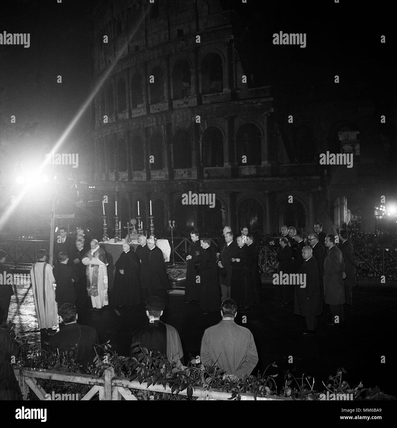 Papst Paul VI., der erste Kreuzweg im Kolosseum. 27. März 1964 Stockfoto