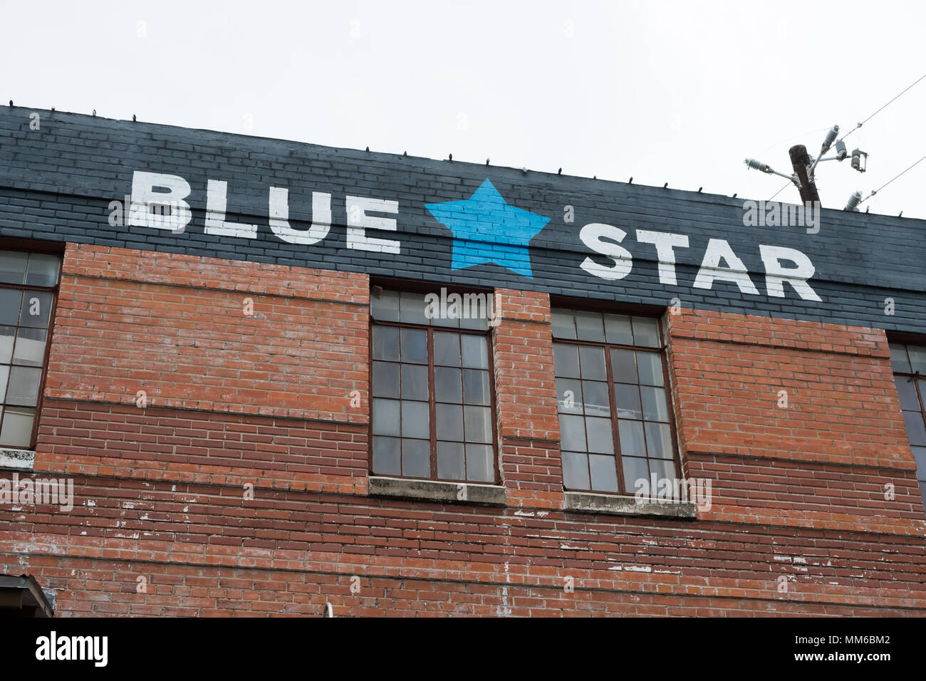 San Antonio, Texas - 18. April 2018: Gemalte Zeichen an der Blue Star Arts Complex in San Antonio, Texas. Stockfoto