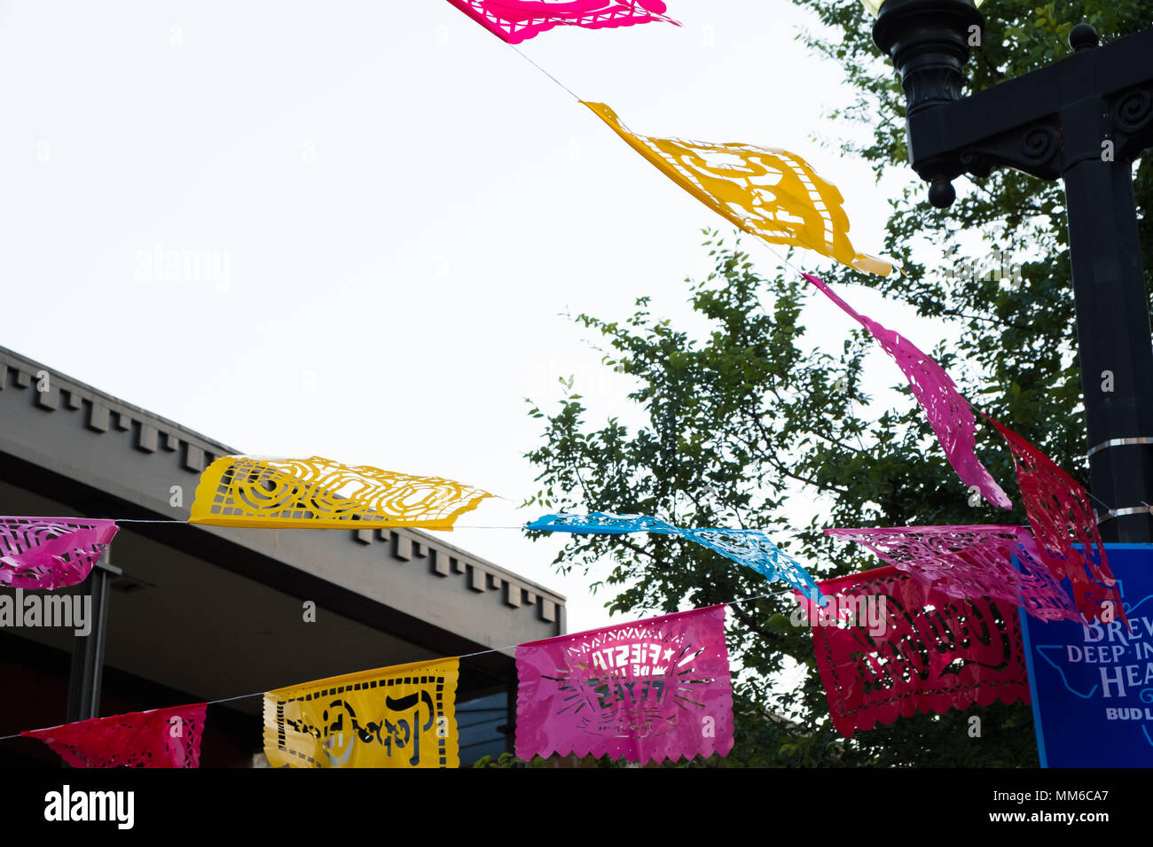 San Antonio, Texas - 18. April 2018: Fiesta Flags sind für den tricentennial Jahr der Stadt San Antonio, TX. Stockfoto