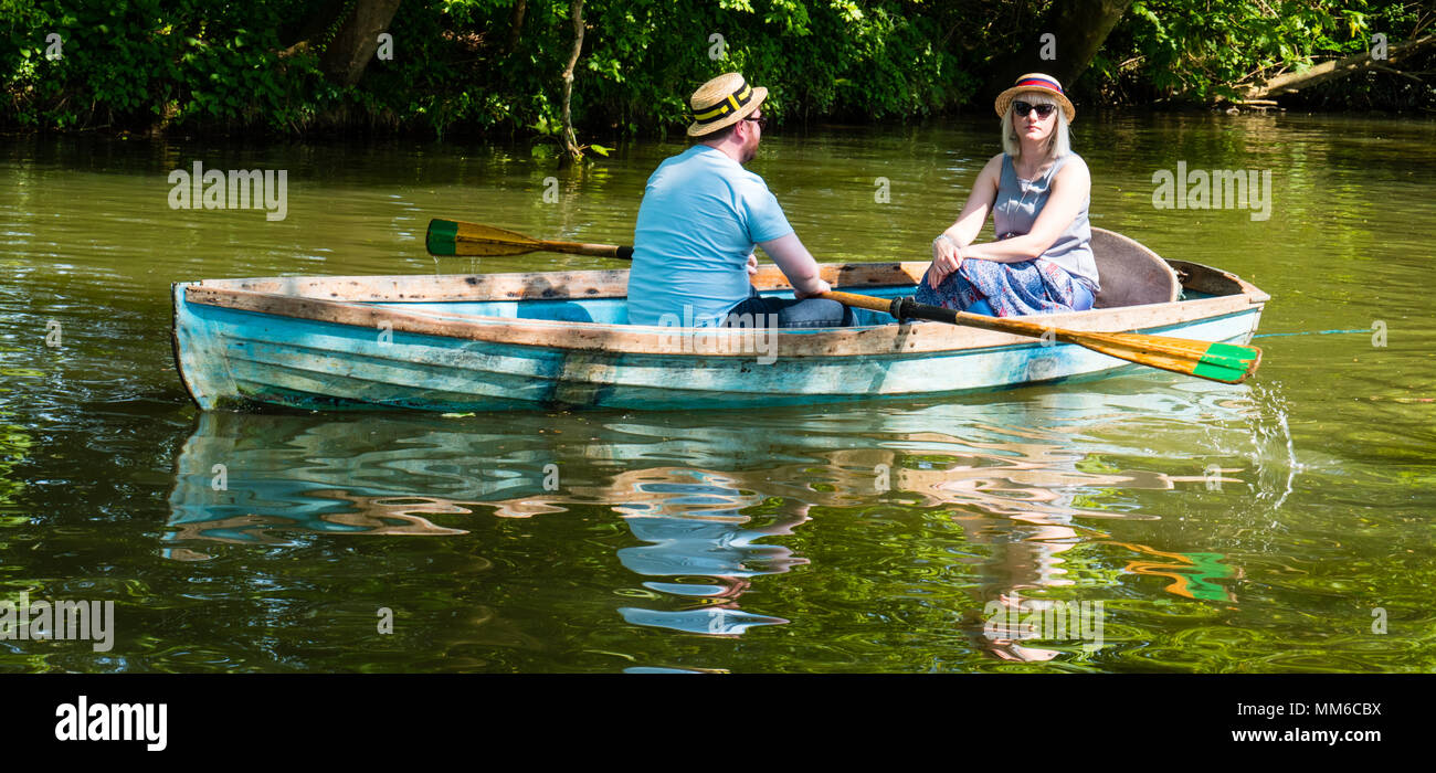 Paar Rudern mit Sommer Hüte, Fluss Cherwell, Christchurch Wiese gehen, Christ Church, Oxford, England, UK, GB. Stockfoto