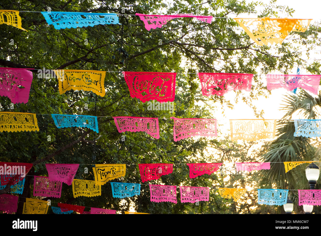 San Antonio, Texas - 18. April 2018: Fiesta Flags sind für den tricentennial Jahr der Stadt San Antonio, TX. Stockfoto