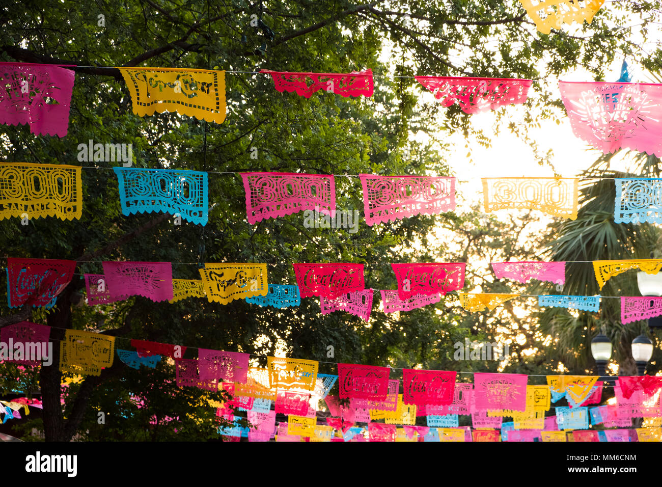 San Antonio, Texas - 18. April 2018: Fiesta Flags sind für den tricentennial Jahr der Stadt San Antonio, TX. Stockfoto