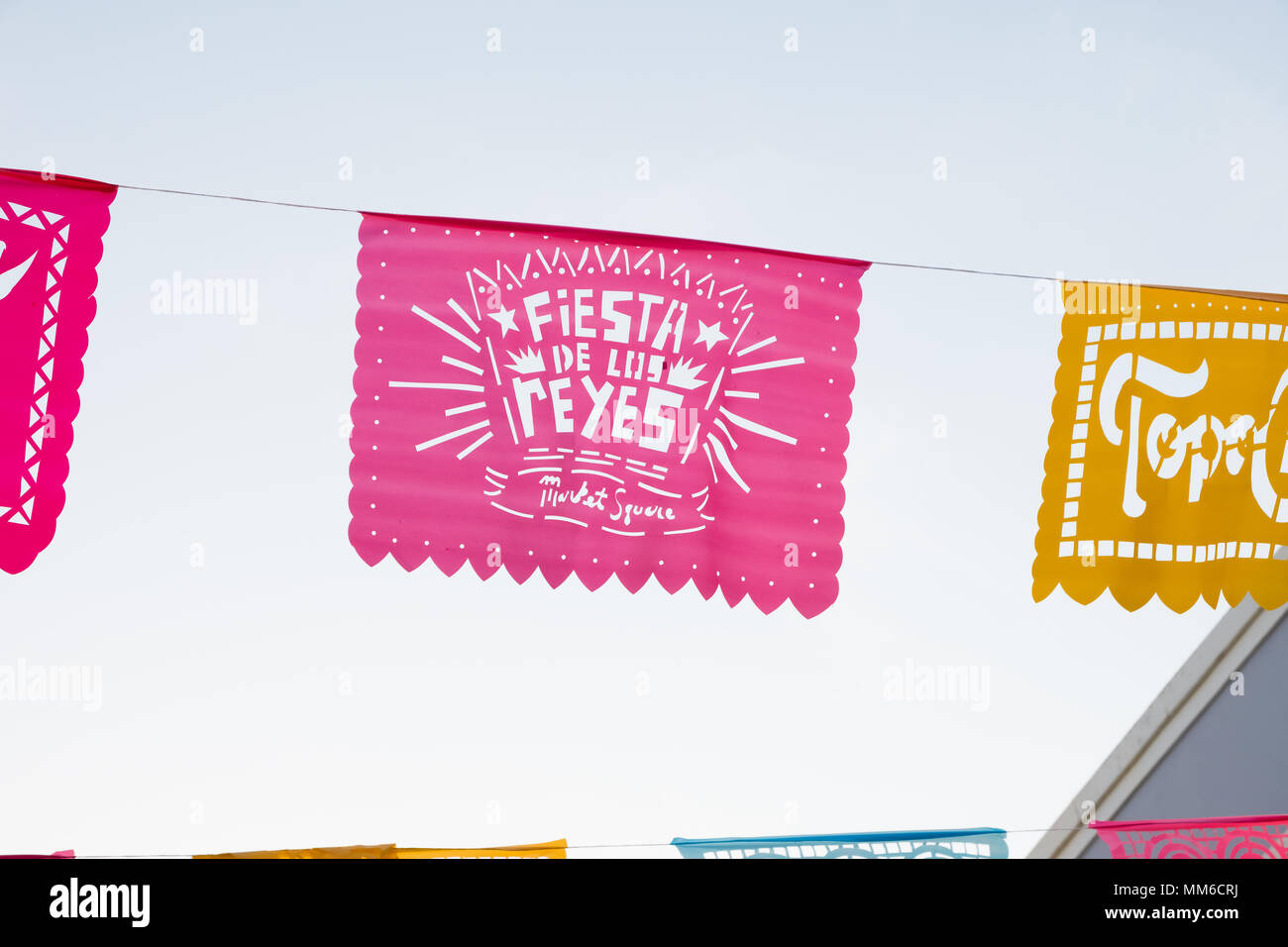 San Antonio, Texas - 18. April 2018: Fiesta Flags sind für den tricentennial Jahr der Stadt San Antonio, TX. Stockfoto