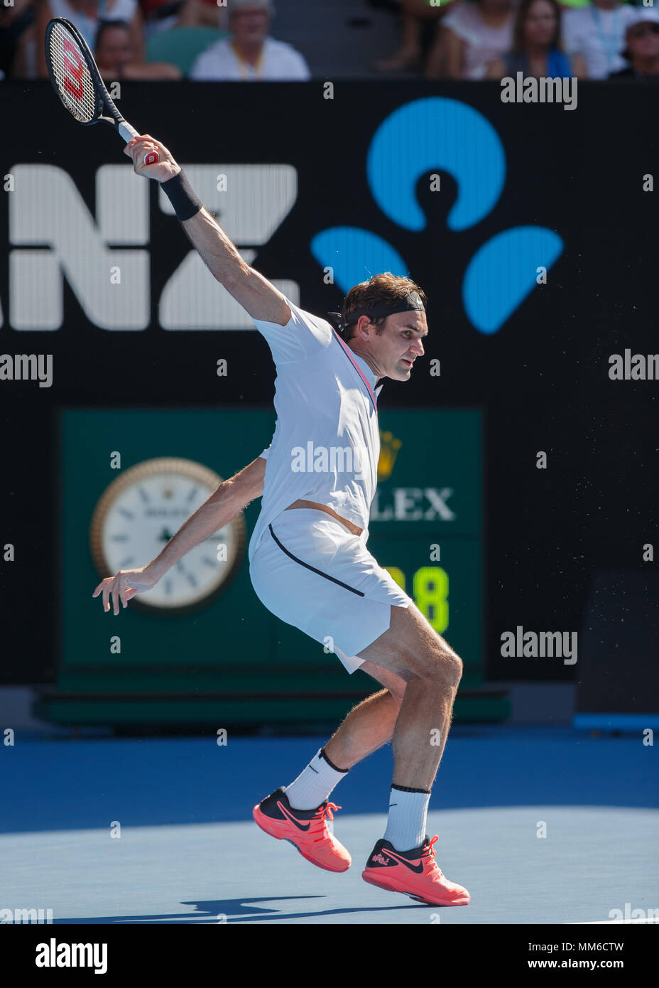 Schweizer Tennisspieler Roger Federer Spielen geschrieben in Australian  Open Tennis Turnier 2018, Melbourne Park, Melbourne, Victoria, Australien  Stockfotografie - Alamy