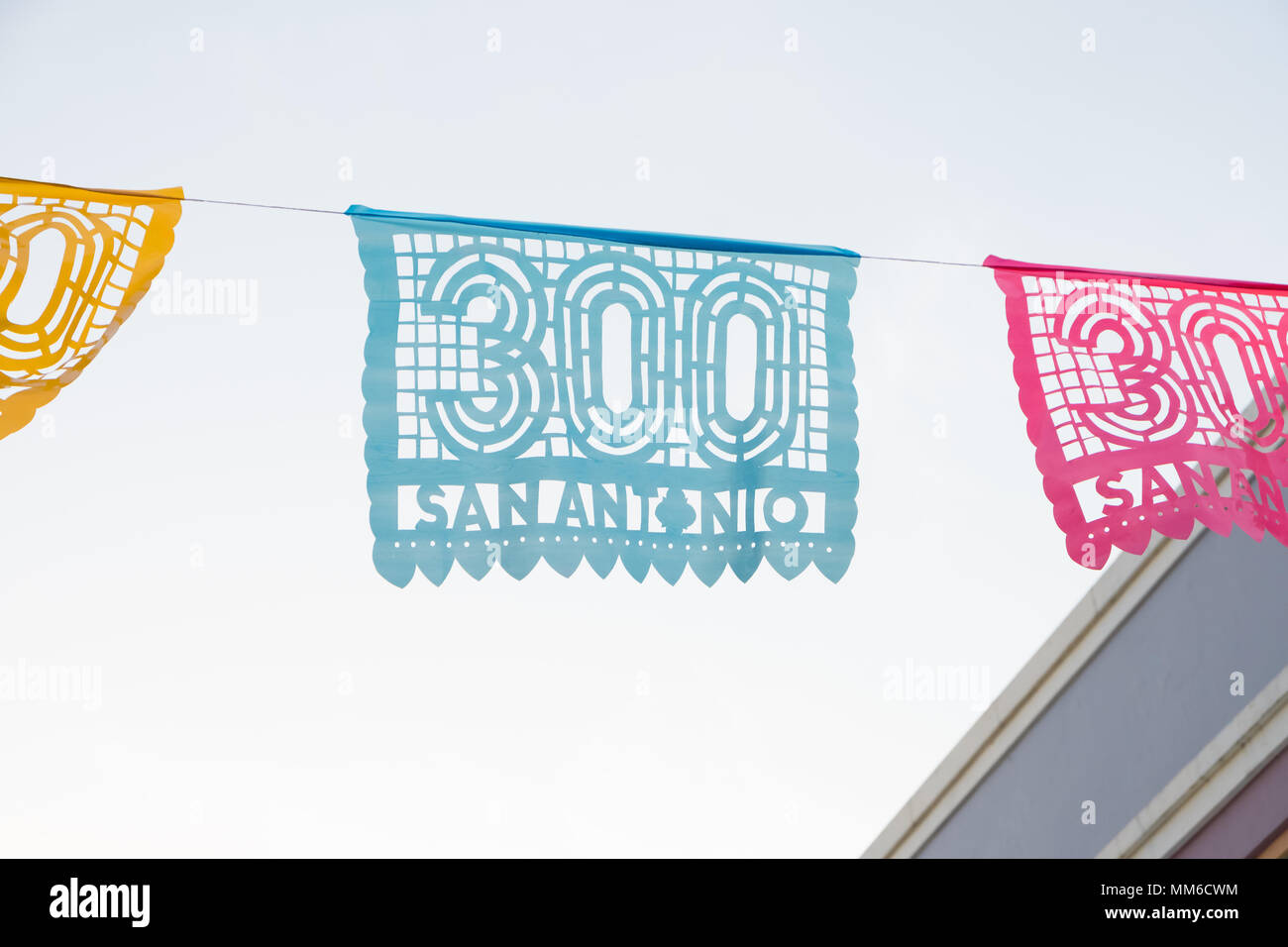 San Antonio, Texas - 18. April 2018: Fiesta Flags sind für den tricentennial Jahr der Stadt San Antonio, TX. Stockfoto