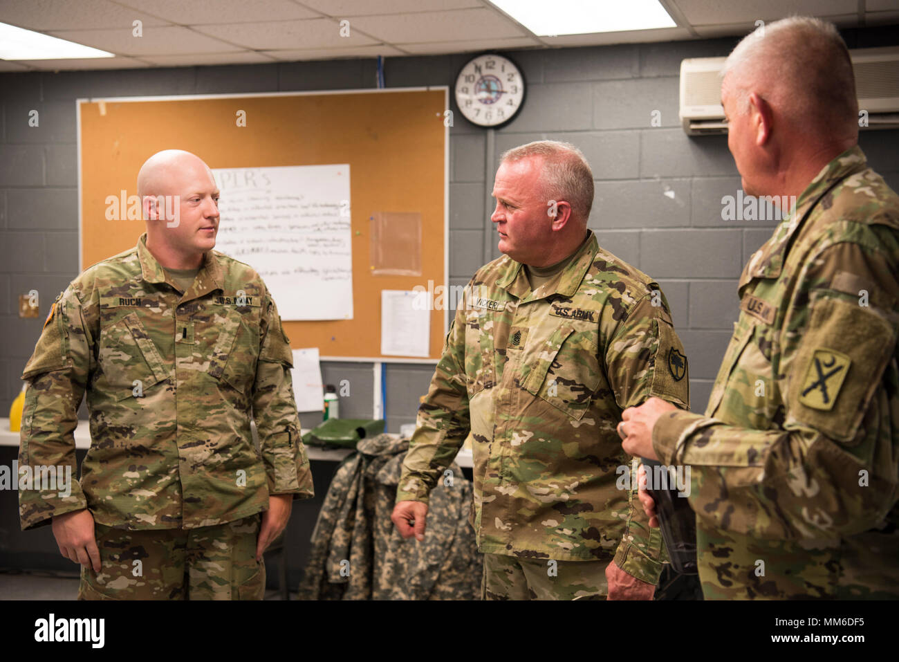 Südcarolina Army National Guard State Command Sgt. Maj. Russell Vickery trifft sich mit Soldaten aus der 1-118 th Infanterie Bataillon, wie sie sich vorbereiten, Florida in der Nachmahd des Hurrikans Irma zu unterstützen. Ihre primäre Aufgabe ist die Unterstützung des Bundes, der Länder und der Grafschaft Emergency Management Agenturen und lokalen Ersthelfer die Bürger von Florida zu unterstützen. Irma machten Landfall auf Cudjoe Key in den Florida Keys als Hurrikan der Kategorie 4 Sept. 10, 2017. (U.S. Army National Guard Foto: Staff Sgt. Erica Ritter, 108 Öffentliche Angelegenheiten Abteilung) Stockfoto