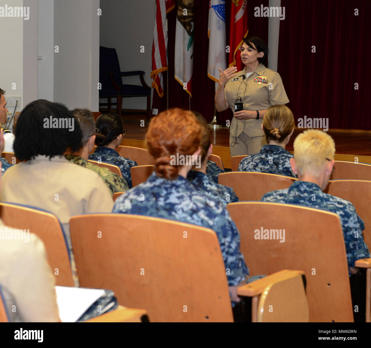 170911-N-NH 199-014 SAN DIEGO (Sept. 11, 2017) der hinteren Adm. Tina A. Davidson, Direktor der Navy Nurse Corps, statt eines Admirals Anruf bei Ihrem Besuch in Naval Medical Center San Diegos (NMCSD), Sept. 11. Nach der Tour durch das Krankenhaus, hintere Adm. Davidson sprach in den aktiven Dienst und zivilen Krankenschwestern die Bereitschaft, Karrierechancen und die Bedeutung der Marine Medizin, (U.S. Marine Foto von Mass Communication Specialist Seaman Apprentice Harley K. Sarmiento/Freigegeben) Stockfoto