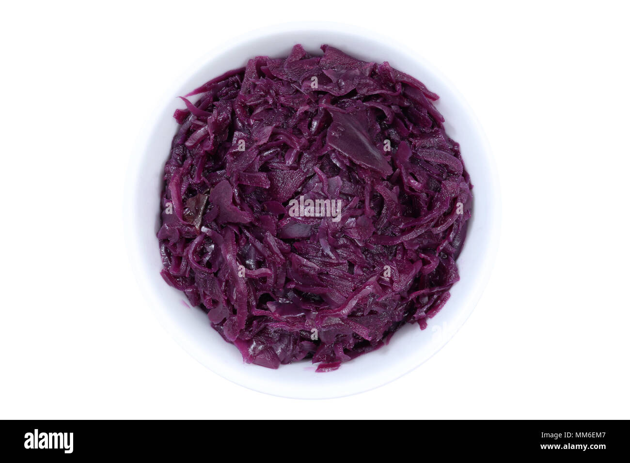 In Scheiben geschnittene Rotkohl von oben Schüssel auf weißem Hintergrund Stockfoto