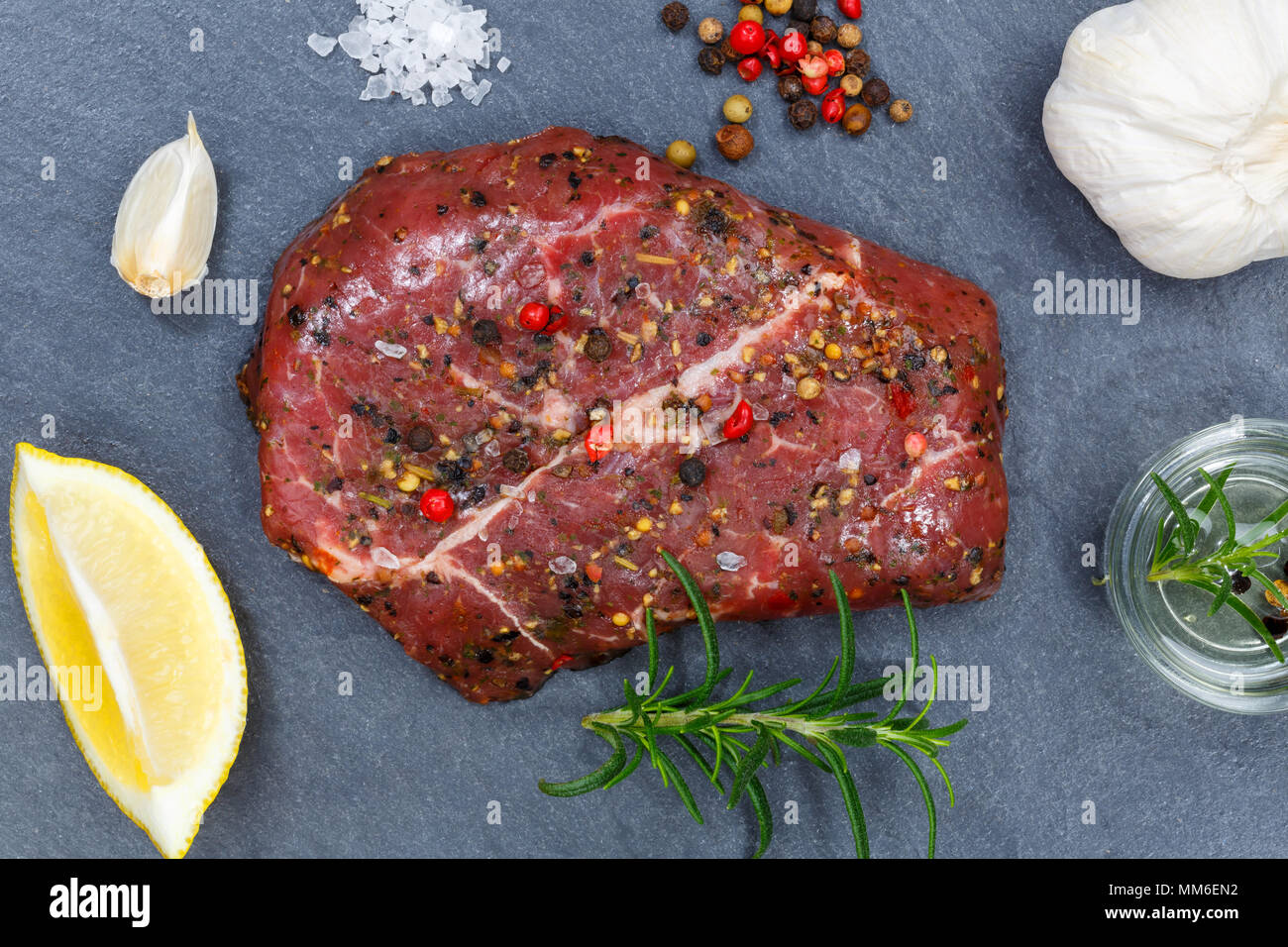 Fleisch rohes Rindfleisch Steak von oben Schiefer Draufsicht Stockfoto