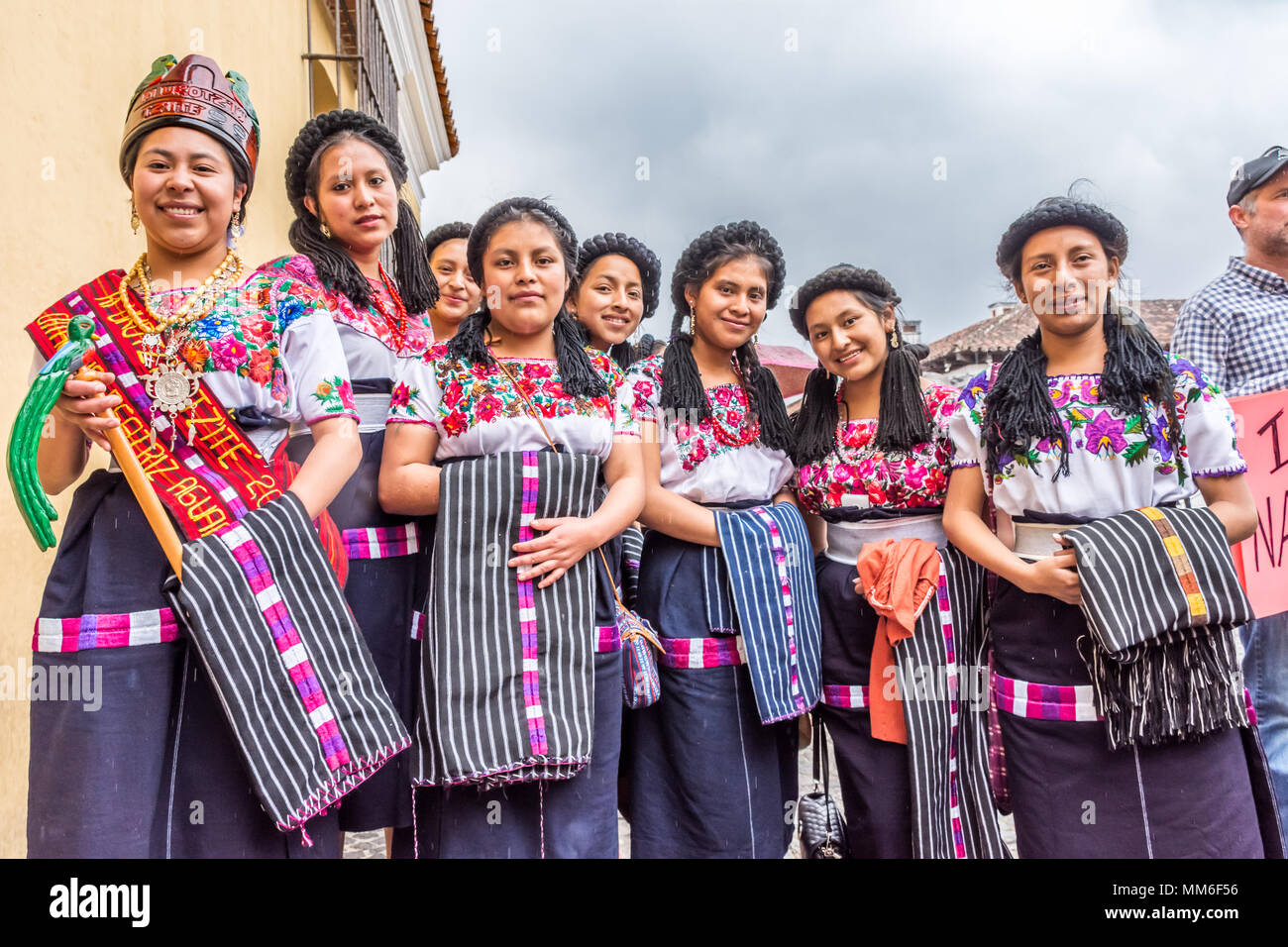 Antigua, Guatemala - Januar 21, 2017: Maya Schönheitswettbewerb Prinzessinnen aus Quiche in traditioneller Tracht in der Straße der UNESCO Weltkulturerbe Stockfoto