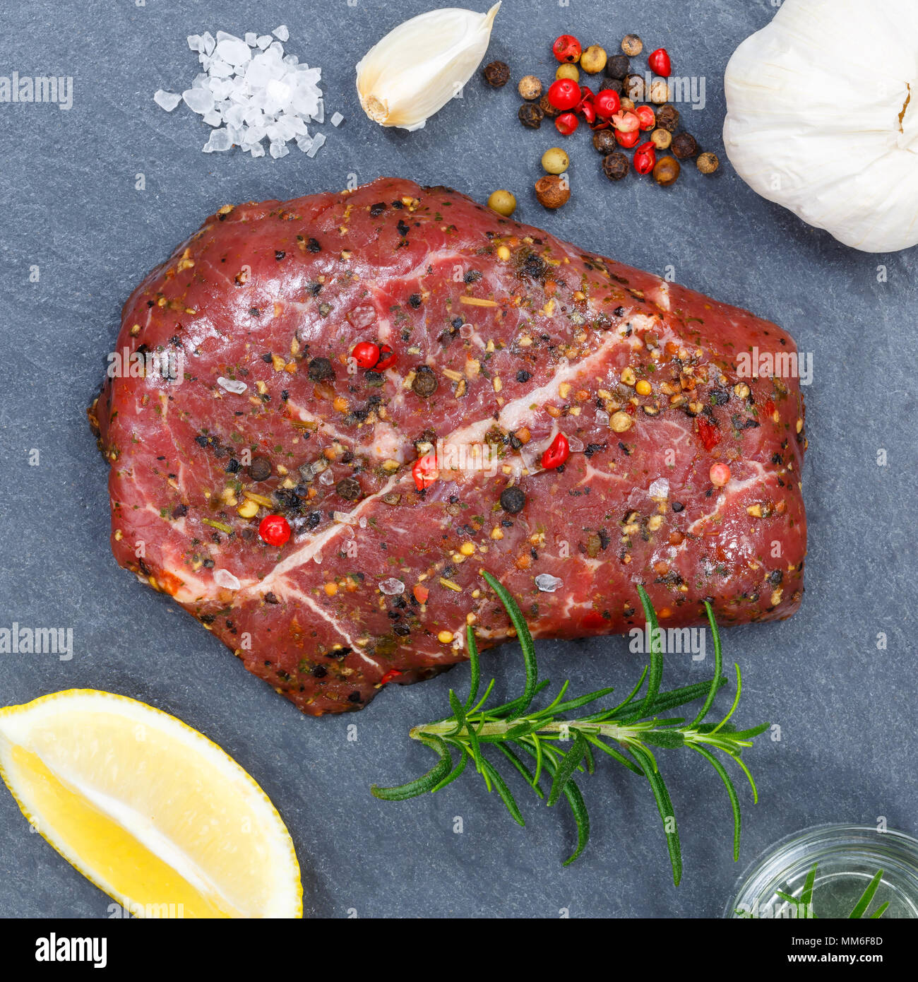 Fleisch rohes Rindfleisch Steak Square von oben Schiefer Draufsicht Stockfoto