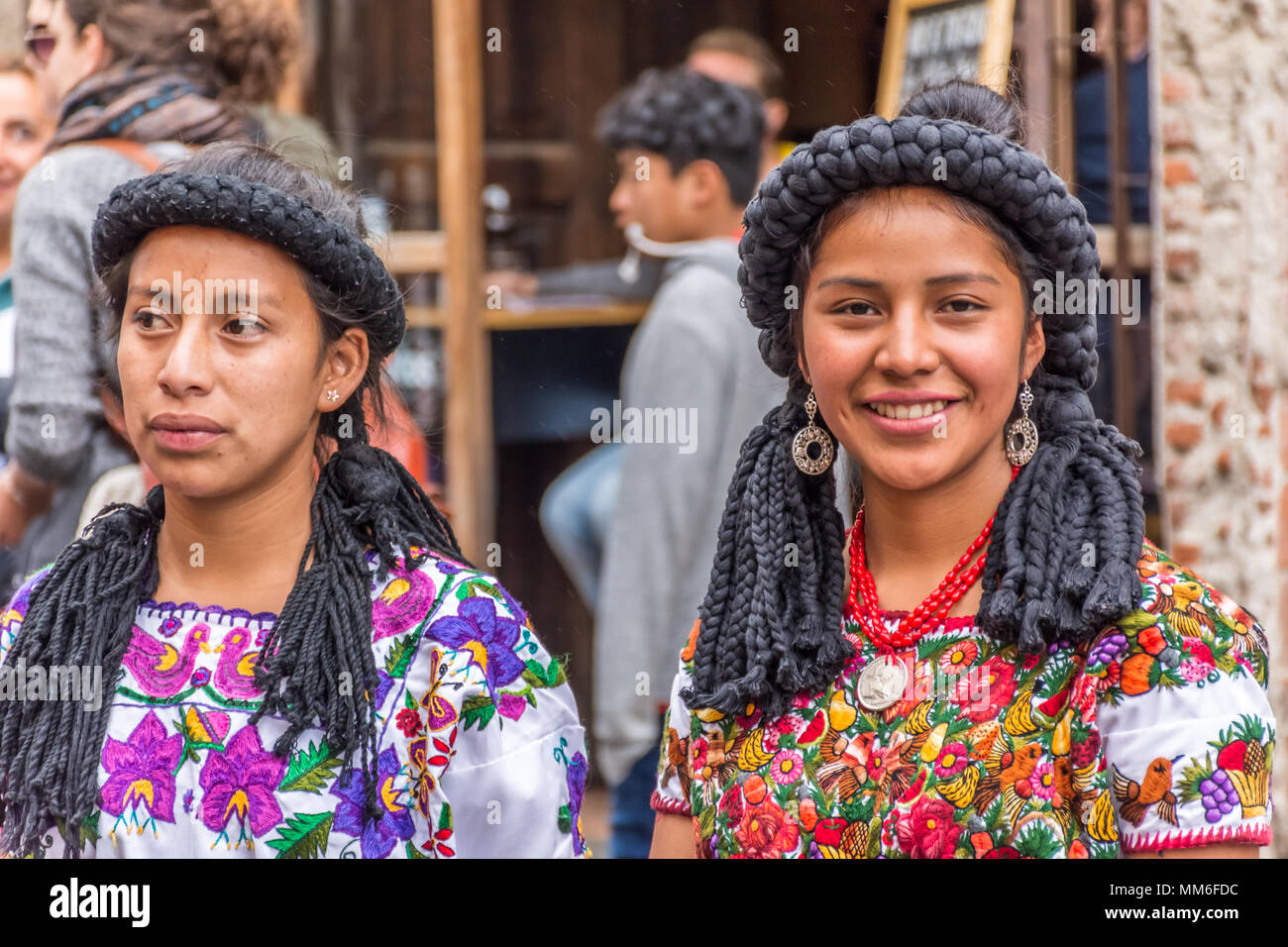 Antigua, Guatemala - Januar 21, 2017: Maya Schönheitswettbewerb Prinzessinnen aus Quiche in traditioneller Tracht in der Straße der UNESCO Weltkulturerbe Stockfoto