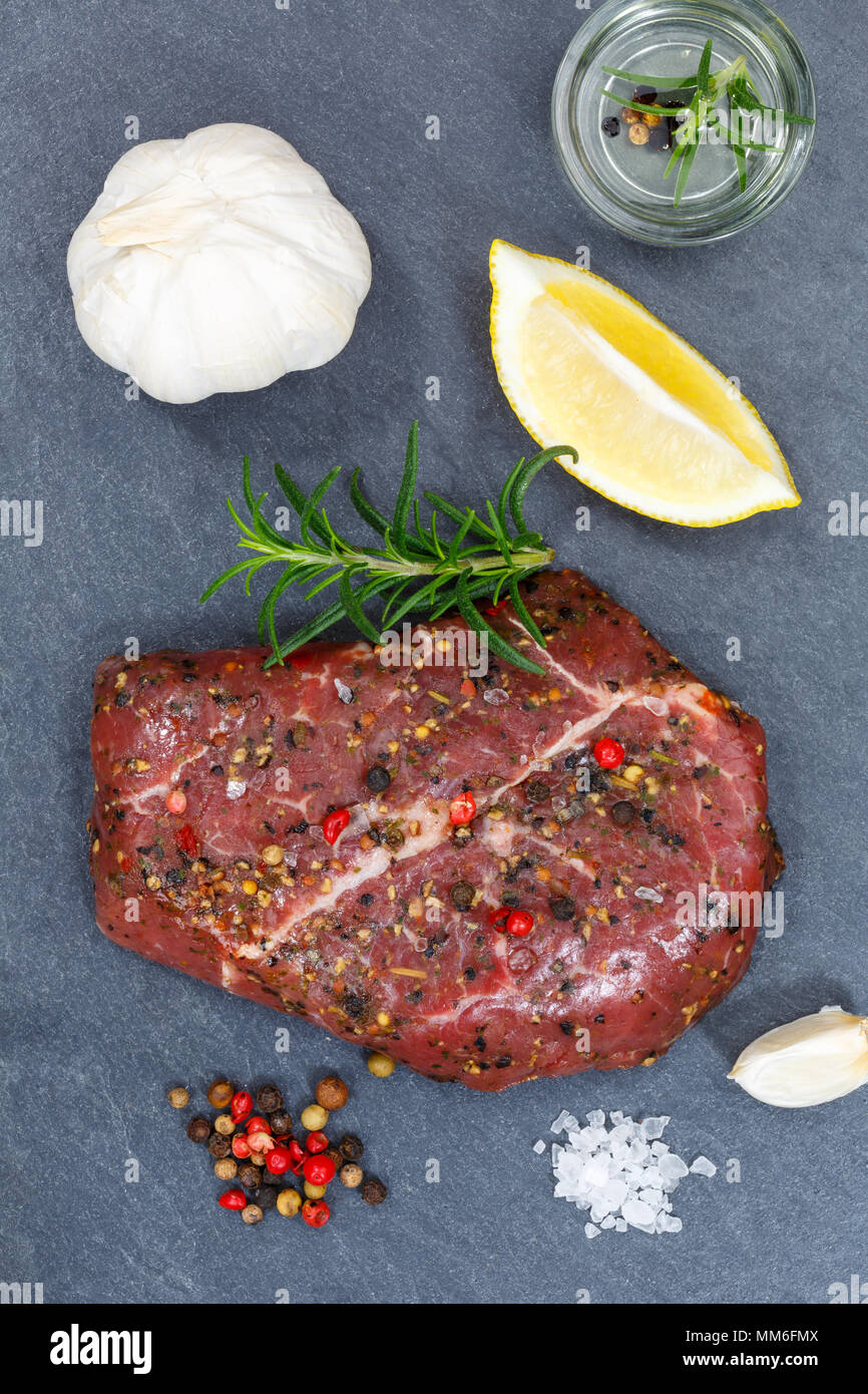 Fleisch rohes Rindfleisch Steak Hochformat von oben Schiefer Draufsicht Stockfoto