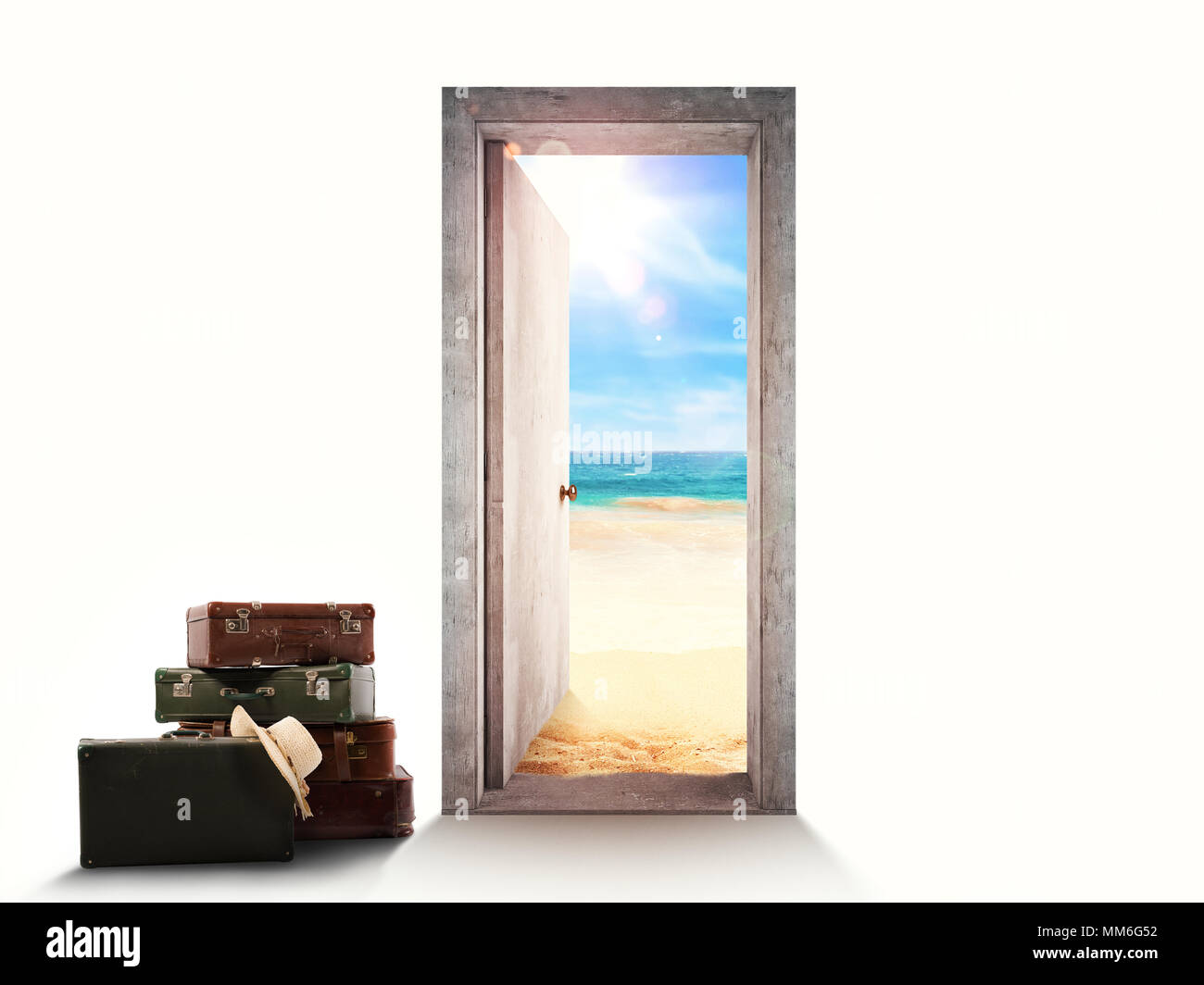 Tür auf weißem Hintergrund an den Strand und mit Gepäck auf dem Boden. Stockfoto