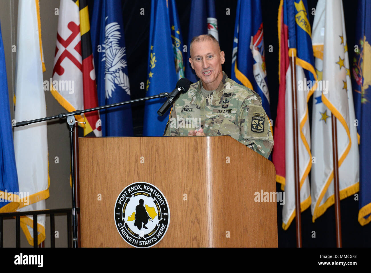 BG Robert Bennett Jr. Adressen das Publikum während der rlcg Ändern des Befehls in Fort Knox, Kentucky. (US Army Foto von Charles Leffler) Stockfoto