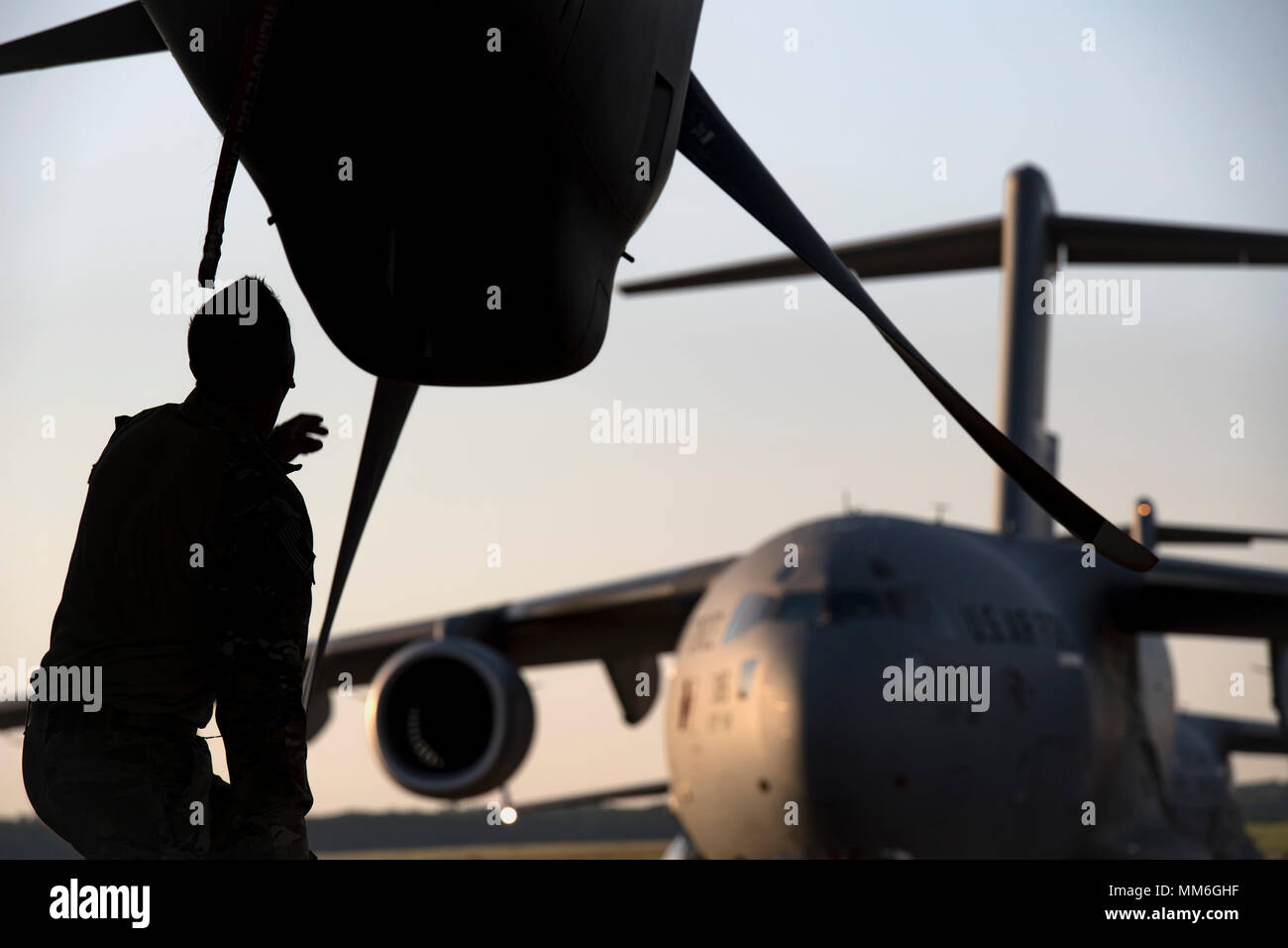 Tech. Sgt. Gabe Campbell, 79th Rescue Squadron Lademeister, entfernt die Motorabdeckungen aus einer HC-130J Bekämpfung König II., Sept. 11, 2017, Wiley Jackson-Medgar Evers Air National Guard Base, Fräulein von Flugzeugen und Personal aus dem 563 d Rettung Gruppe von Homestead Air Reserve Base, Fla. mobilisiert, in Rettungsarbeiten zu unterstützen nach dem Hurrikan Irma Landfall gemacht. Die 563 d RQG unterstützt die FEMA Disaster Response Bemühungen. (U.S. Air Force Foto: Staff Sgt. Ryan Callaghan) Stockfoto