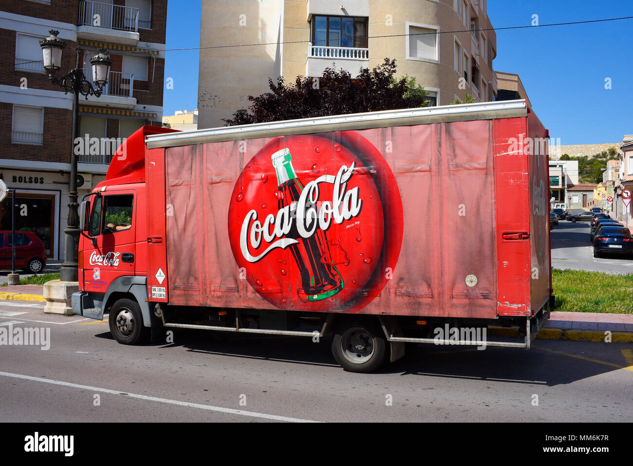 Coca Cola Lieferwagen LKW in Guardamar, Spanien. Altes Vorhangfahrzeug mit verblassten Seiten. Vintage Cola Flasche Markenlogo. Klassische Glasflasche Stockfoto