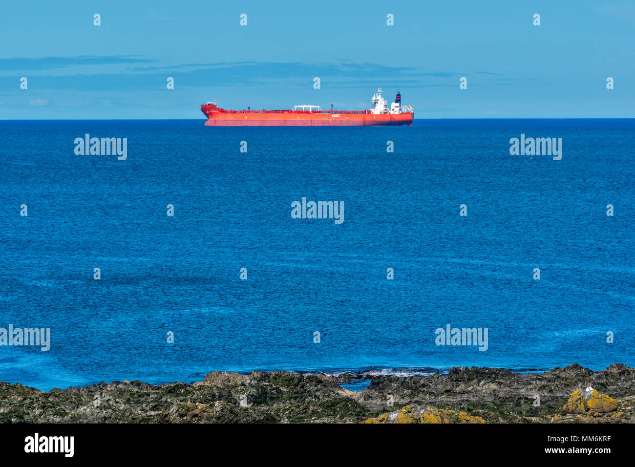 MACDUFF ABERDEENSHIRE Schottland großes Schiff oder auf dem Schiff vor Anker liegend aus macduff Stockfoto