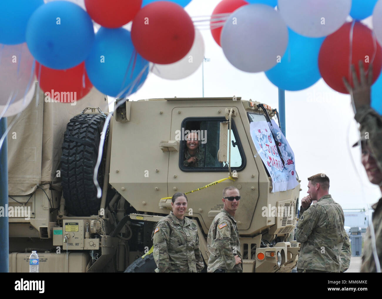 Spc. Rainey Jackson, eine Hälfte eines zwei-Soldat Hochzeit, versteckt in einem mittelfristigen Taktischen Fahrzeug vor dem Austausch ihre Gelübde auf regionaler Support Bereich Beaumont, Texas, Sept. 9, 2017. Jackson und ihr Mann-zu-, Cpl. Donald Hamilton, sind mit Einheiten aus der 45th Infantry Brigade Combat Team, Oklahoma National Guard, und wurden aktiviert Hurrikan Harvey Wiederherstellungsmaßnahmen in Texas entlang der Golfküste zu unterstützen. Stockfoto