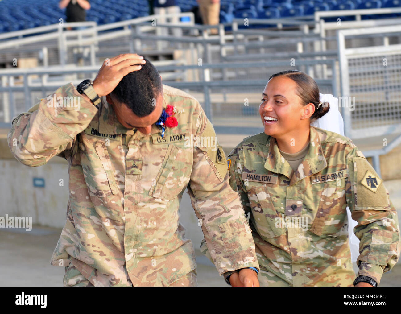 Oklahoma National Guard jungvermählten Cpl. Donald Hamilton, Links und SPC. Rainey Hamilton lachen, als die körperlichen versucht, Grundlagen aus seinem Haar Bürste nach ihrer Hochzeit auf regionaler Support Bereich Beaumont, Texas, Sept. 12, 2017. Beide wurden von ihrem Heimatstaat aktiviert Wiederherstellungsmaßnahmen in Texas zu unterstützen nach dem Hurrikan Harvey die Gulf Coast Region getroffen. Stockfoto