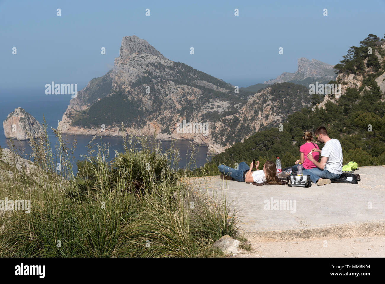 Mirador de Mal Pas, Mallorca, Balearen, Spanien. 2018. Junge Menschen, die ein Picknick. Stockfoto