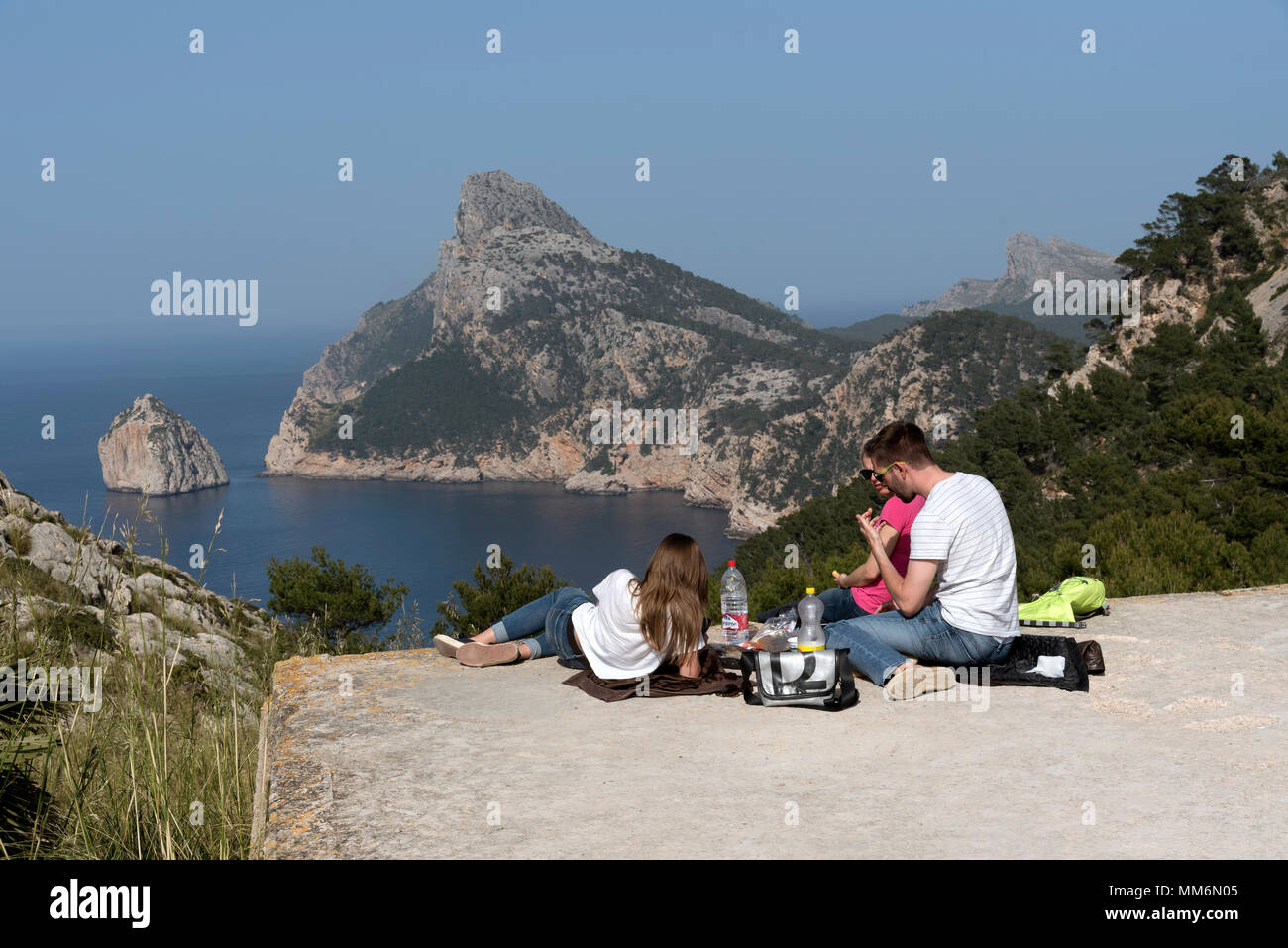 Mirador de Mal Pas, Mallorca, Balearen, Spanien. 2018. Junge Menschen, die ein Picknick. Stockfoto
