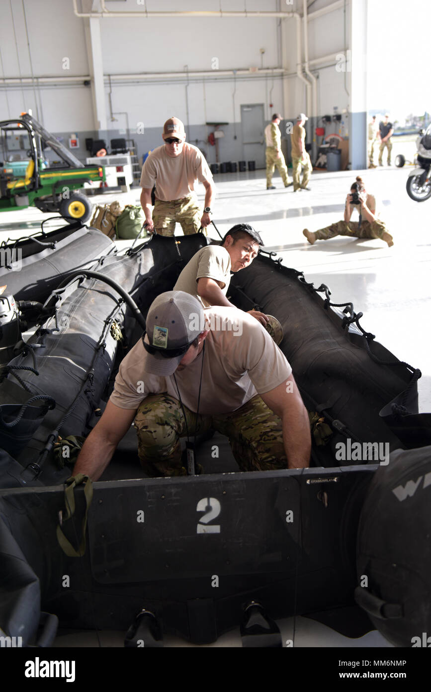 Spezielle Operatoren für die 129 Special Operations Wing zugeordnet, bereiten Sie eine Bekämpfung wasser Handwerk im Marathon International Airport auf Marathon Insel in den Florida Keys, Sept. 11 2017 bewertet. Die Special Operations Team Hurlburt Field Air Force Base eingesetzt, Florida vor Hurrikan Irma Anreise mit Plänen, Bereitstellung in einer Bemühung, Such- und Rettungsmaßnahmen in einigen der härtesten des Staates hit Gemeinschaften, wie Marathon und anderen Bereichen in die Tasten zu führen. Die Nationalgarde ist die größte finden Kraft in das Verteidigungsministerium und bietet den Vereinigten Sta Stockfoto