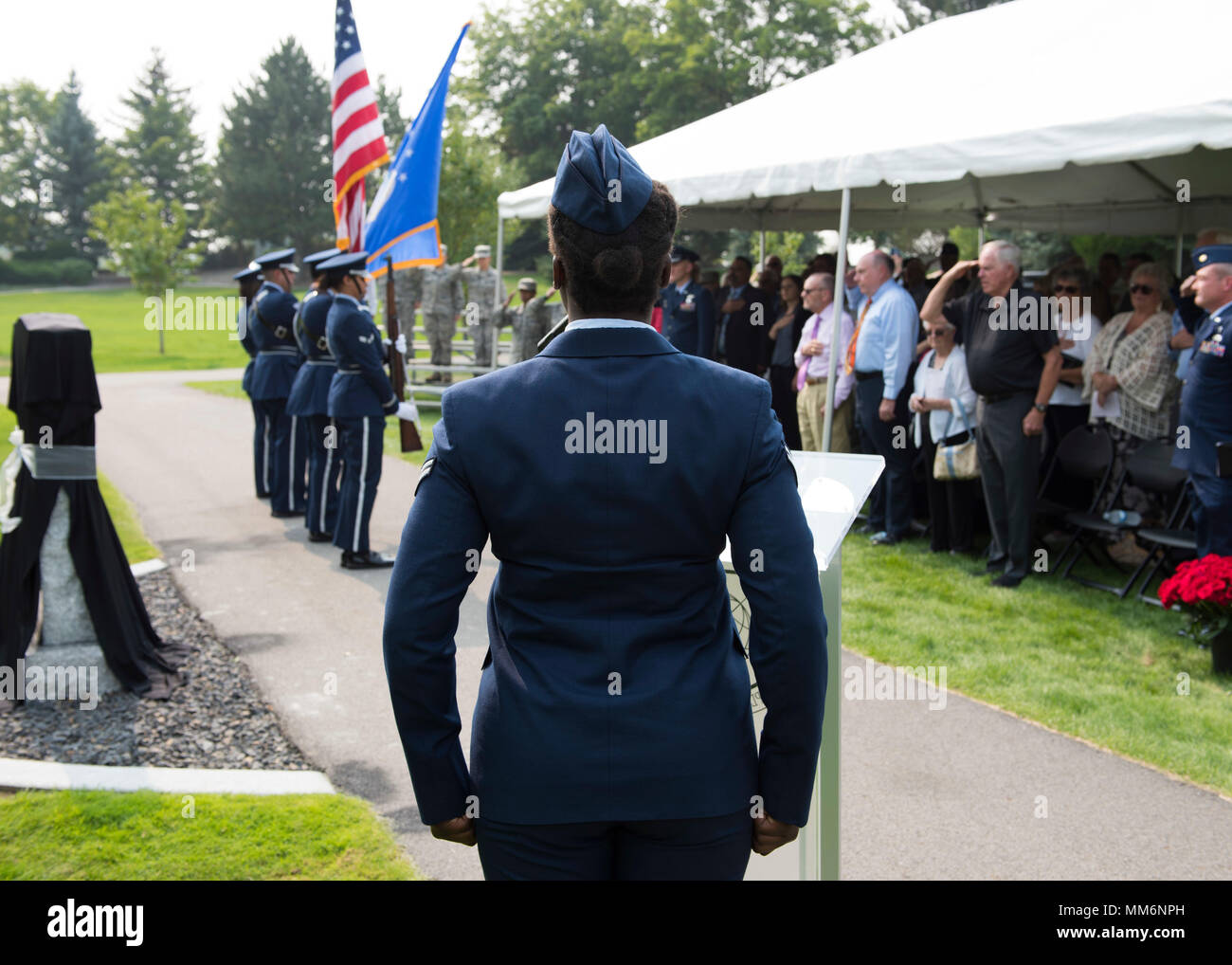 Flieger 1. Klasse Maria Dunkley, 92nd Maintenance Squadron Brennstoffe Techniker, singt die Nationalhymne zu Beginn einer Gedenkstätte Einweihung Sept. 8, 2017, bei Fairchild Air Force Base, Washington. Das Denkmal ehrt das Andenken an die Flieger zu einem Zusammenstoss von zwei B-52 Stratofortress Bomber in der Nähe der Basis vor 59 Jahren verloren. (U.S. Air Force Foto von Airman 1st Class Ryan Lakai) Stockfoto