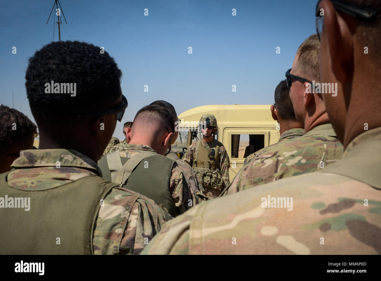 Us-Armee Kapitän Brian Groves, 2nd Battalion, 7th Cavalry Regiment, 3 Armored Combat Team, 1.Kavallerie Division Charlie Company Commander, gibt ein Post Feld - Training Kurze während der helle Stern 2017, Sept. 12, 2017, Mohamed Naguib Militärbasis, Ägypten. Bright Star wurde zuletzt im Jahr 2009 mit mehr als 15 Ländern und 15.000 Teilnehmern statt. (U.S. Air Force Foto: Staff Sgt. Michael Schlachten) Stockfoto