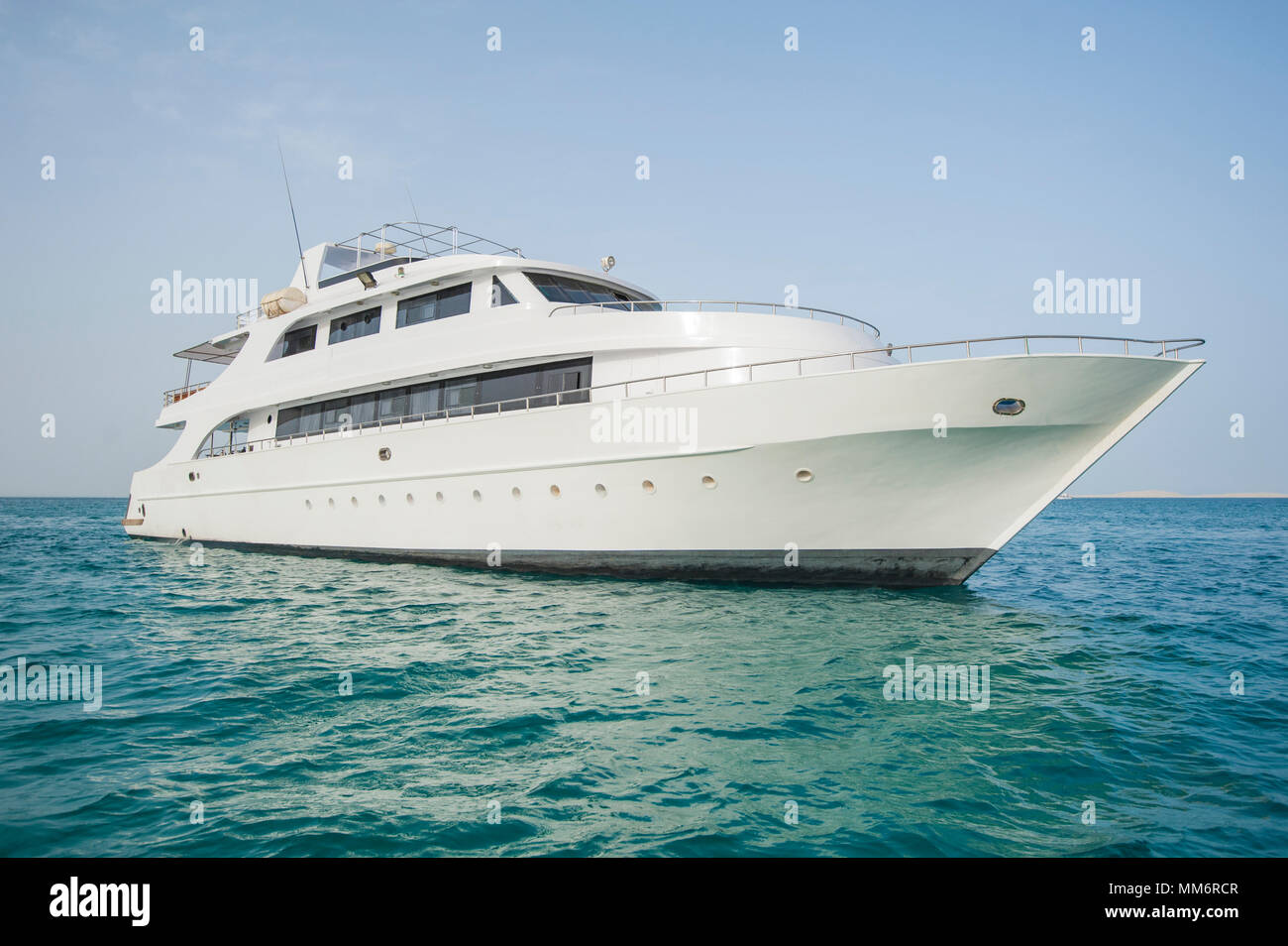 Große private Luxury Motor yacht Yacht segeln auf einem tropischen Meer Stockfoto