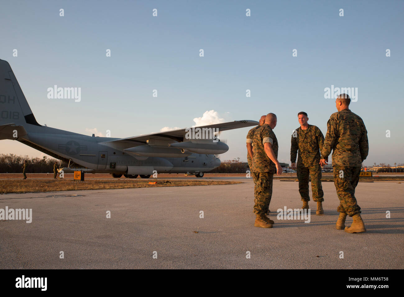 Us Marine Sgt. Maj. Karl S. McCants (links), Sergeant Major des 14 Marine Regiment, 4 Marine Division, Marine Reserve, Oberst Joseph J. Russo, kommandierender Offizier der 14 Marines, 4 MarDiv, MARFORRES, Gunnery Sgt. Brent Baca, einer expeditionary Feuer- und Rettungspersonal nicht Auftraggeber Offizier mit Marine Wing Support Squadron 473, 4 Marine Flugzeugflügel, MARFORRES, und Chief Warrant Officer 4 Todd Swanson mit MWSS-473, 4. MAW, MARFORRES, diskutieren Tanken bei einer Scharfschaltung und Tanken in Marathon, Florida, Sept. 13, 2017 durchgeführt. Marines von VMGR-234 de Stockfoto