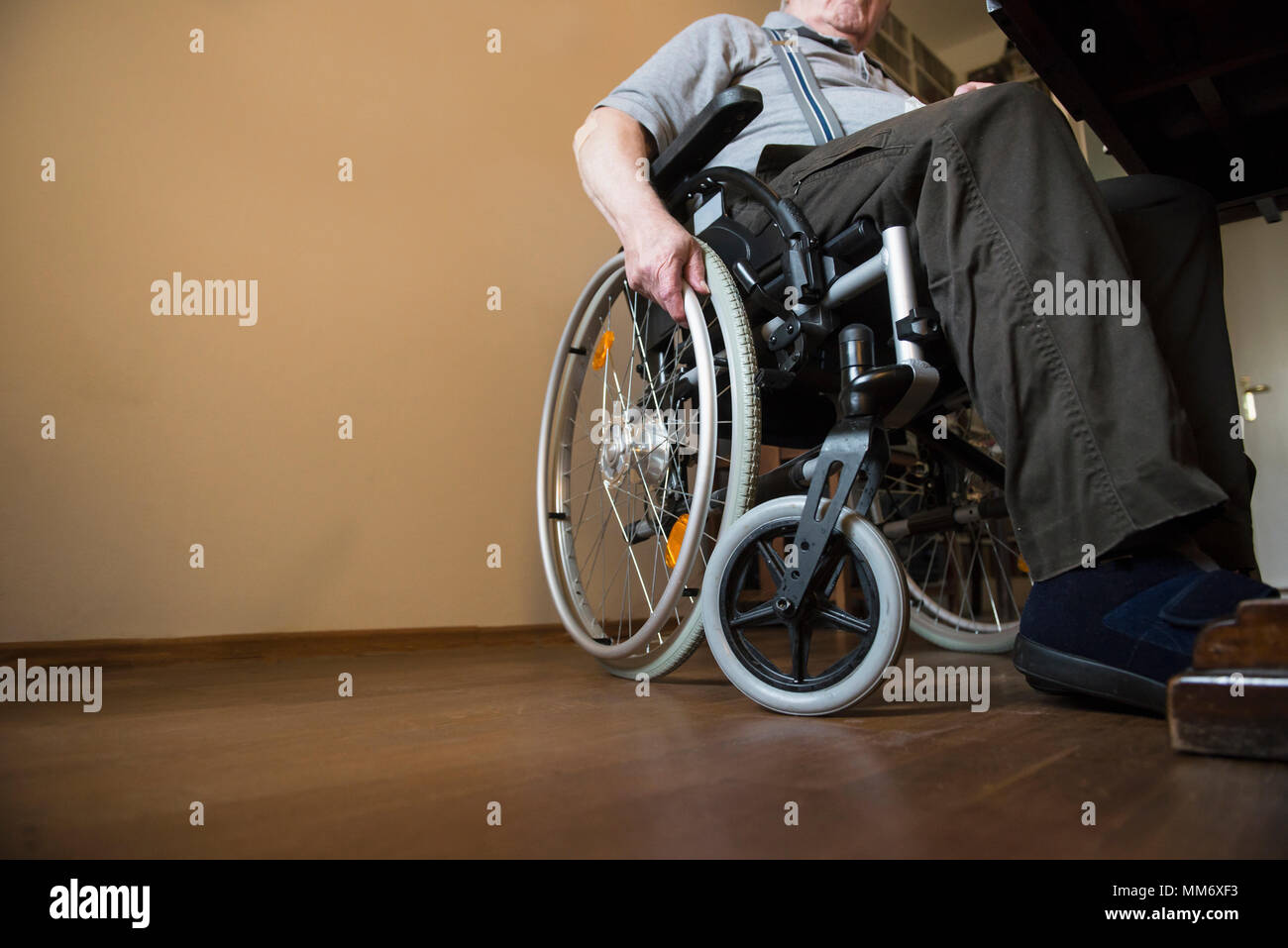 Nahaufnahme von einem älteren Mann im Rollstuhl Stockfoto